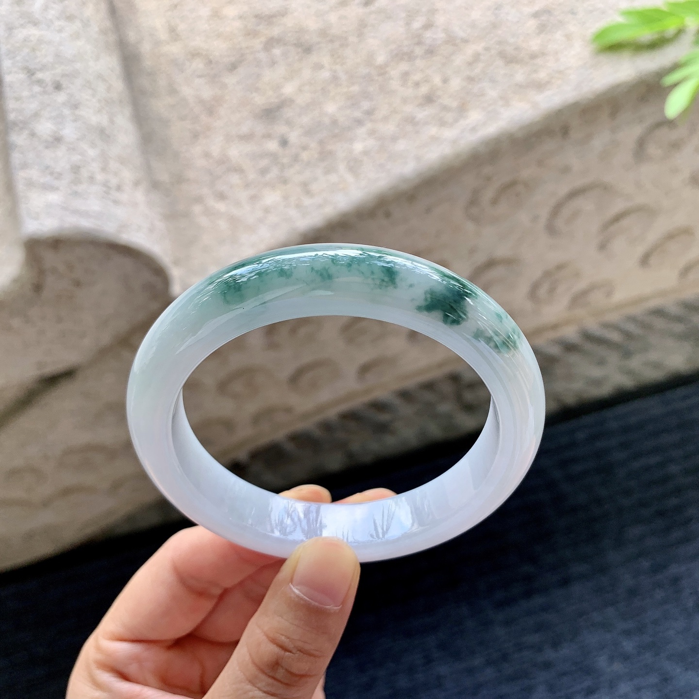 正圈57 57【圈口】57.6/12.3/8.7【编码】A1062218【描述】细糯飘花，水润，种老，细腻，打灯有絮线