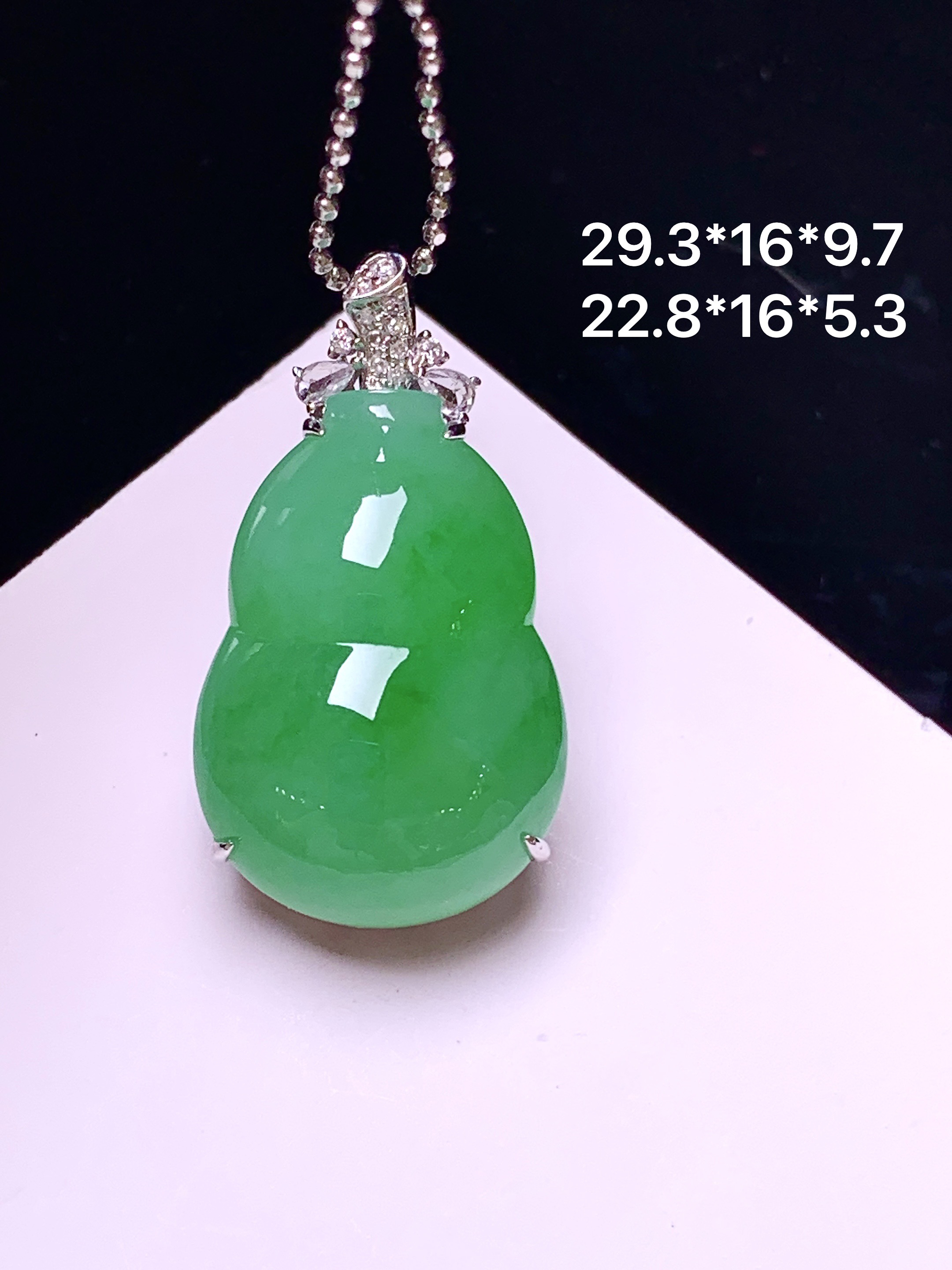 18k金钻镶嵌阳绿葫芦吊坠 玉质细腻 色泽艳丽清新 整体尺寸29.3*16*9.7 L1