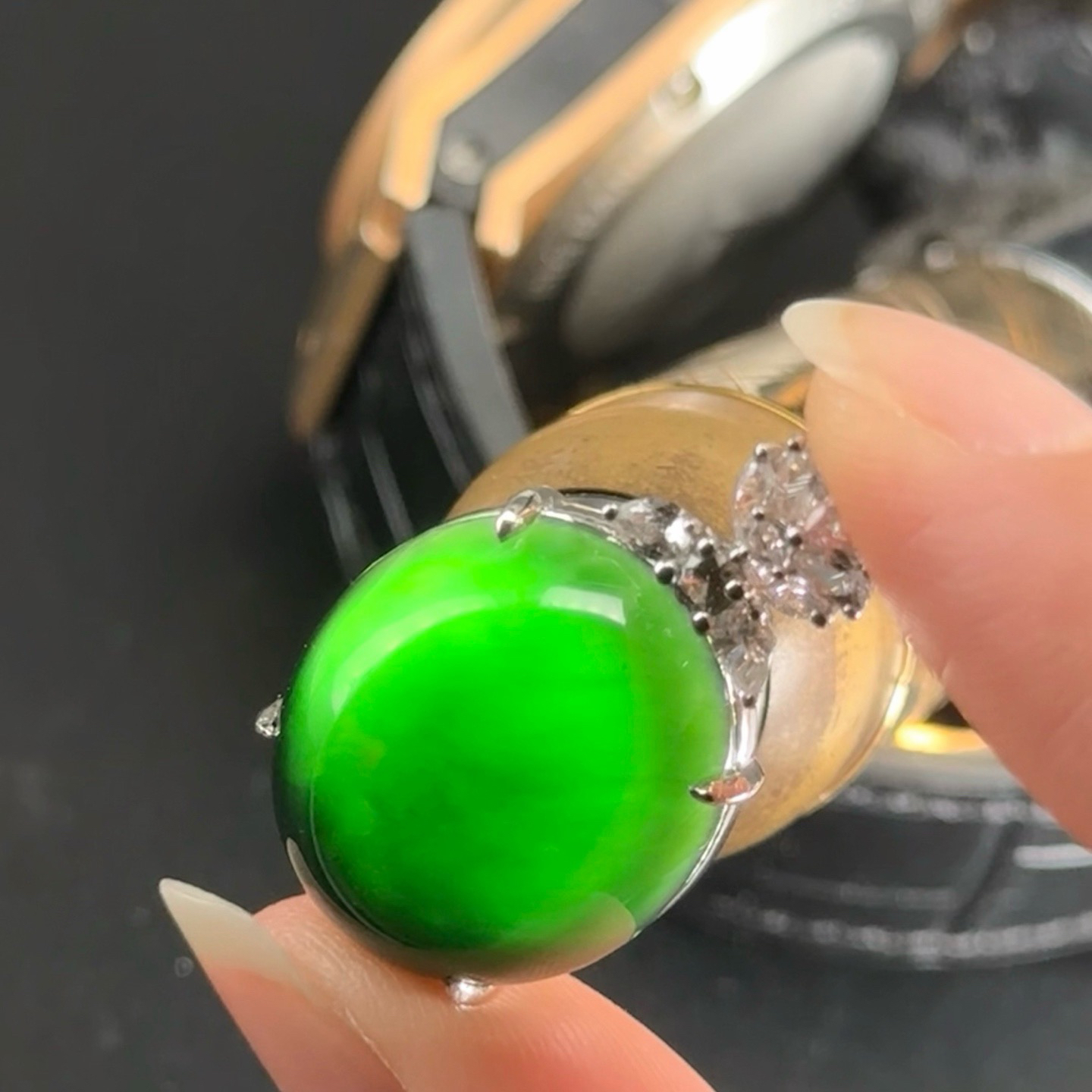 精品18k墨翠蛋面吊坠 种好色正 黑度极好 打灯通透 油性十足  尺寸32.7