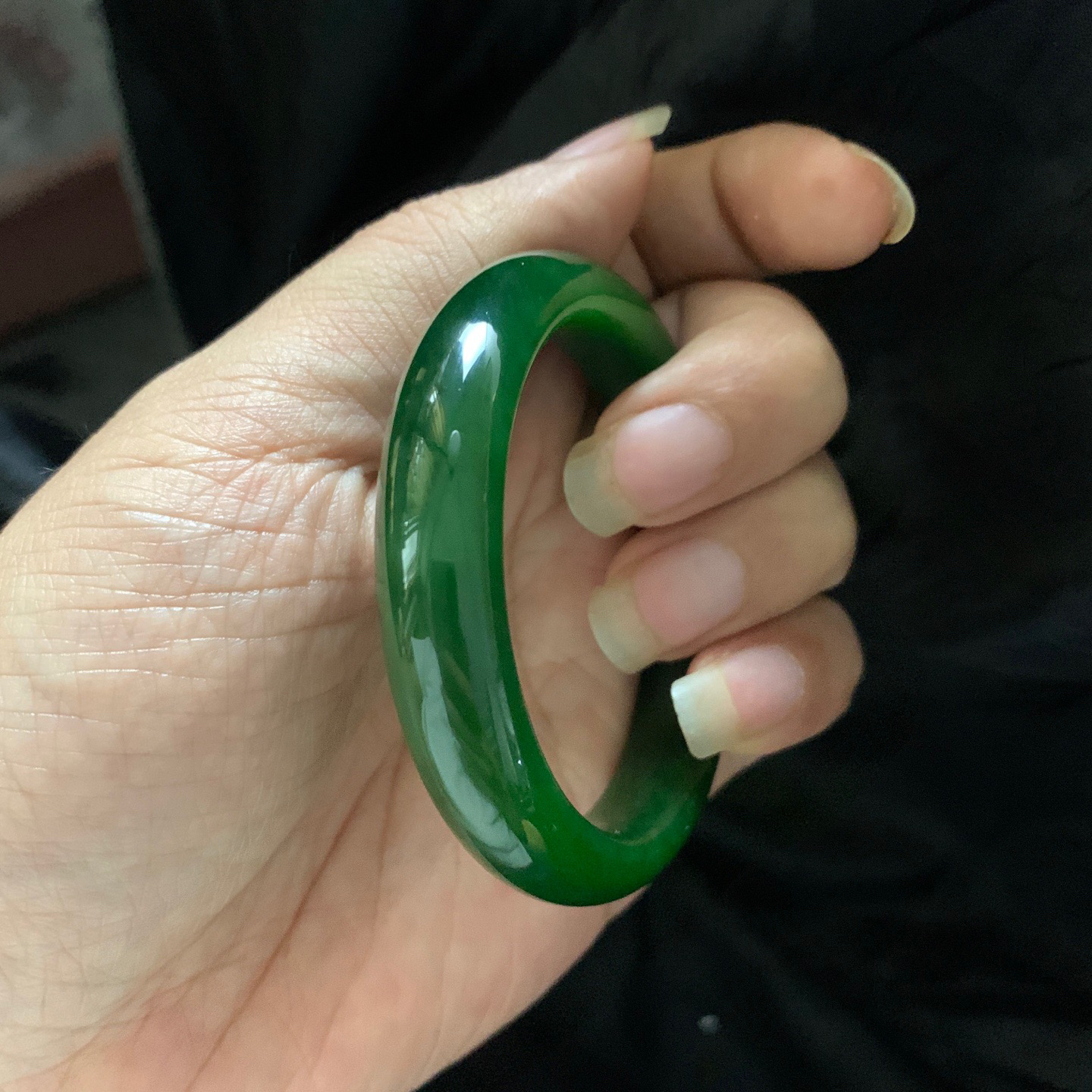 土豪款，和田玉51.5圈口碧玉阳绿色手镯，镯型古朴典雅。在诗情画意的雨巷相遇，你是我腕间的一抹风情，有你眸有深情.清风荡漾湖间静水，我愿俯身低眉，在烟波涟漪处寻