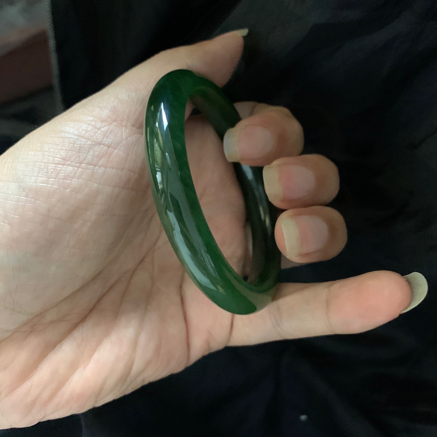 土豪款，和田玉56.5圈口碧玉阳绿色手镯，镯型古朴典雅。在诗情画意的雨巷相遇，你是我腕间的一抹风情，有你眸有深情.清风荡漾湖间静水，我愿俯身低眉，在烟波涟漪处寻