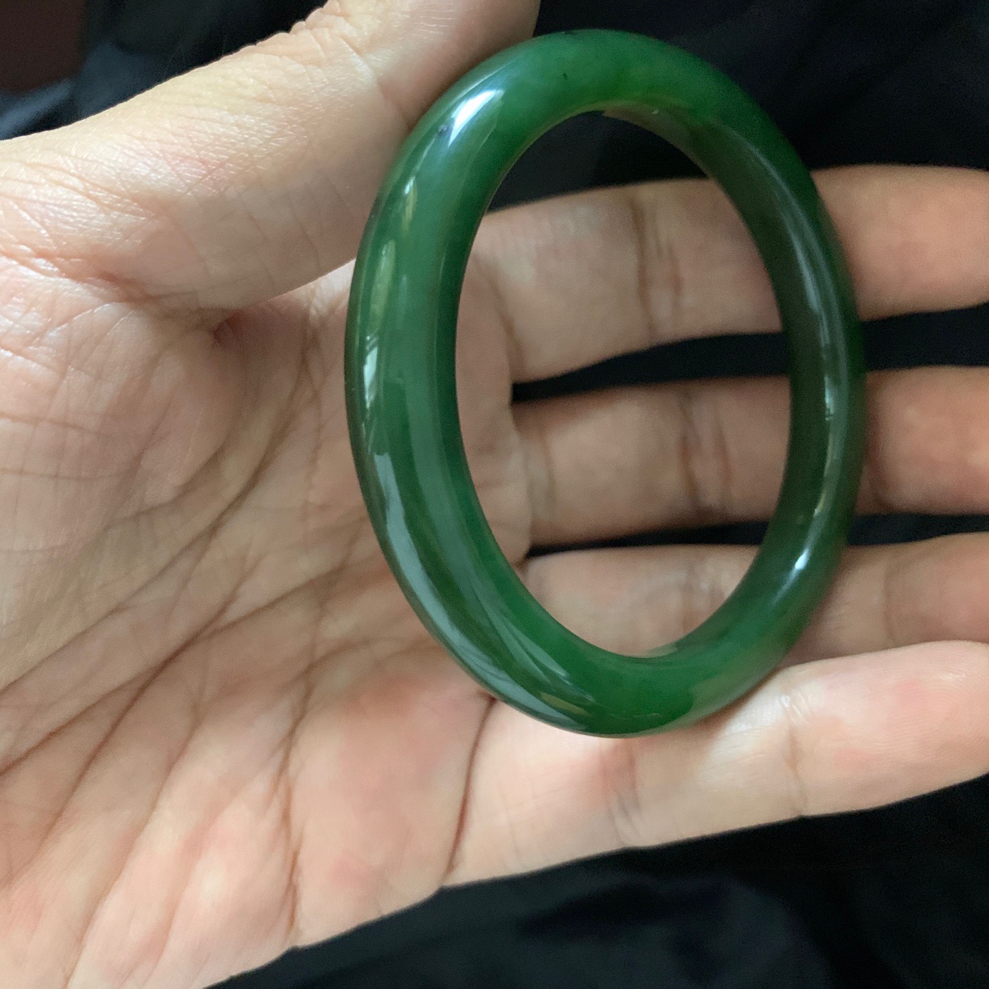 和田玉52圈口碧玉菠菜绿手镯，镯型古朴典雅。在诗情画意的雨巷相遇，你是我腕间的一抹风情，有你眸有深情.清风荡漾湖间静水，我愿俯身低眉，在烟波涟漪处寻