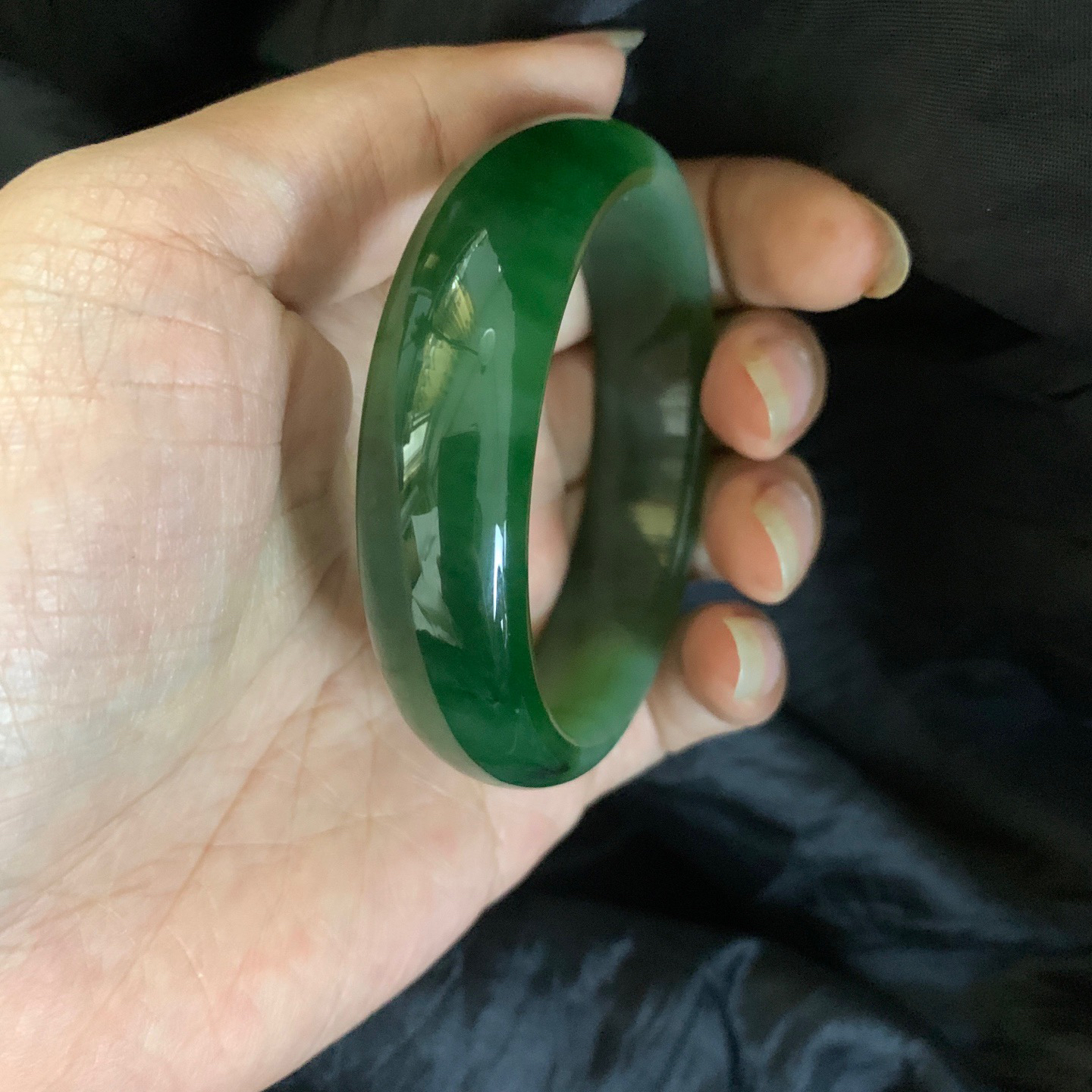 和田玉58圈口碧玉阳绿色手镯，镯型古朴典雅。在诗情画意的雨巷相遇，你是我腕间的一抹风情，有你眸有深情