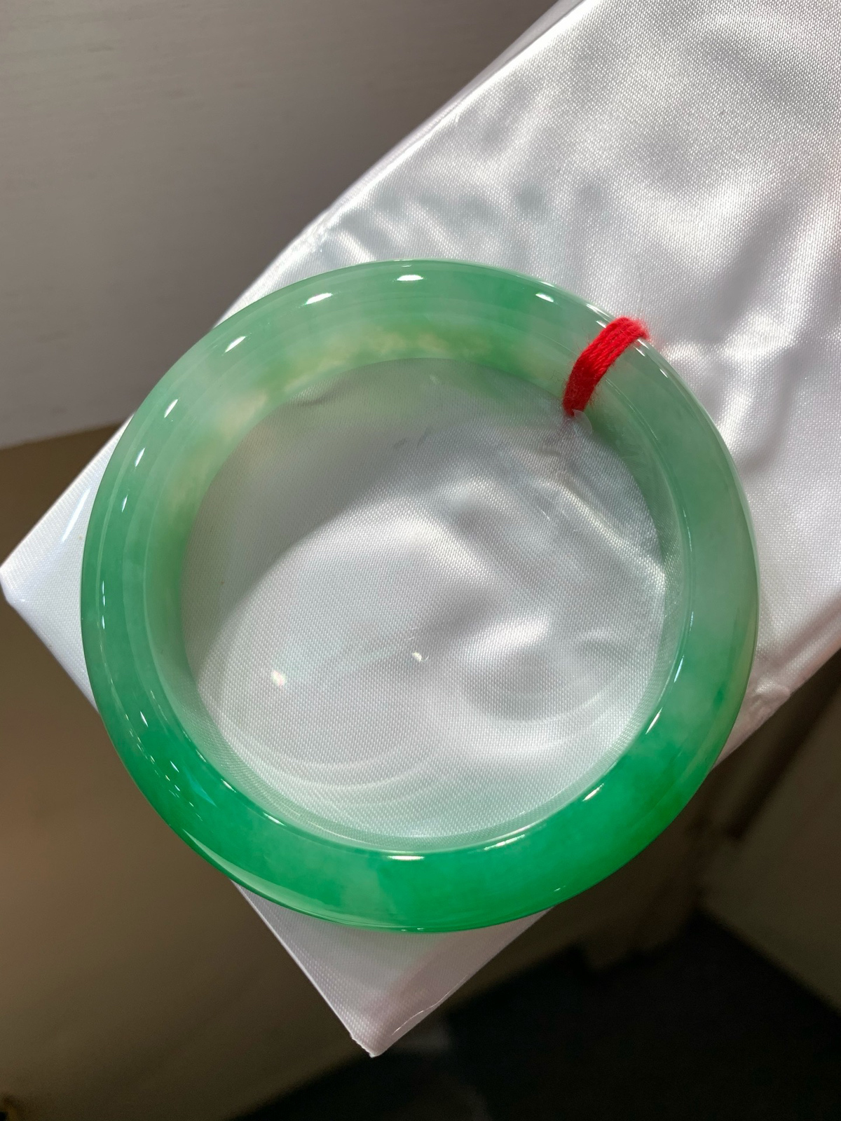 尺寸55.3/13/8.7，辣绿手镯
颜色漂亮水润 有种有色