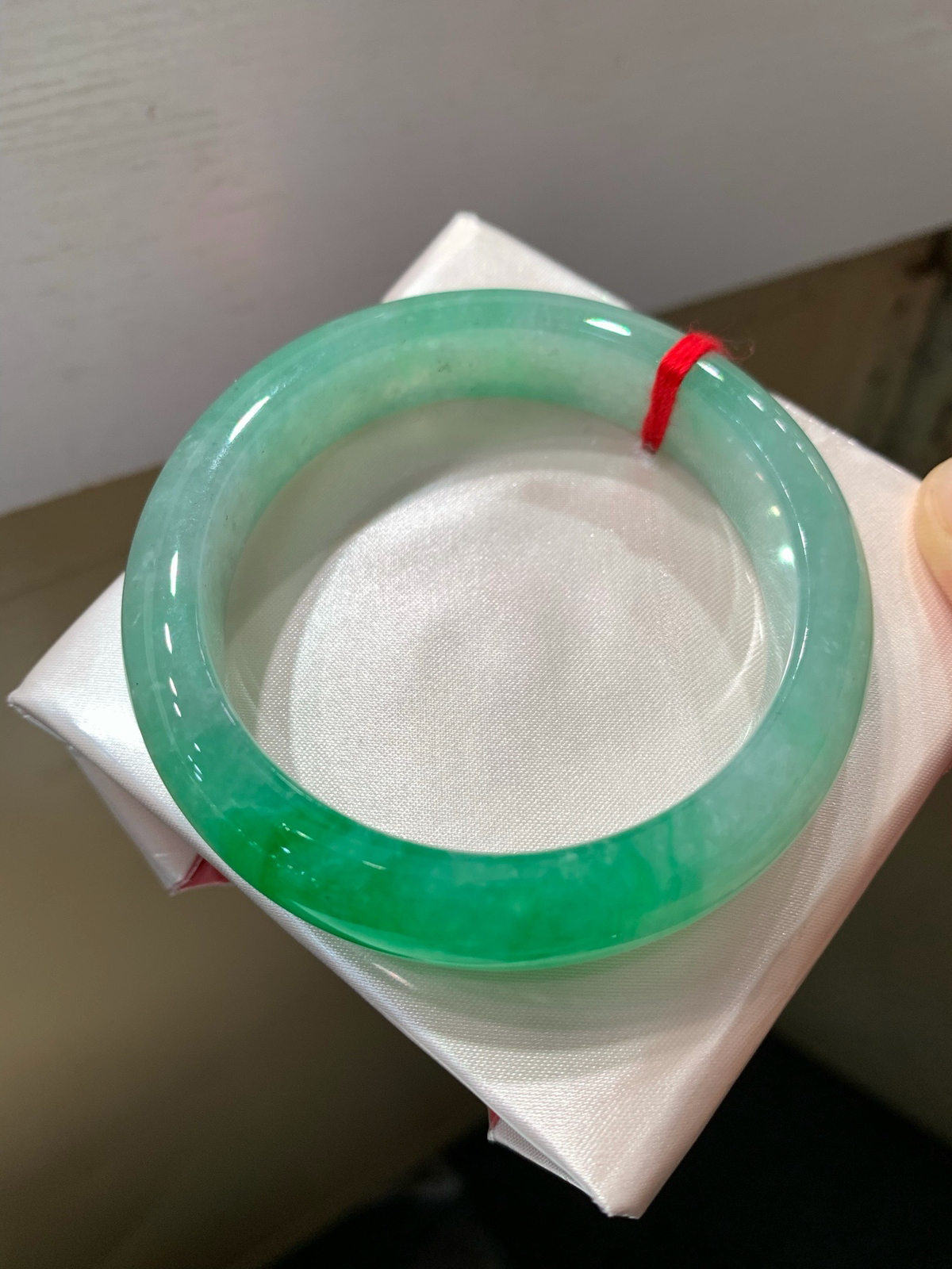 尺寸54.1/12.4/8.5，冰带色手镯
水润细腻 有种有色