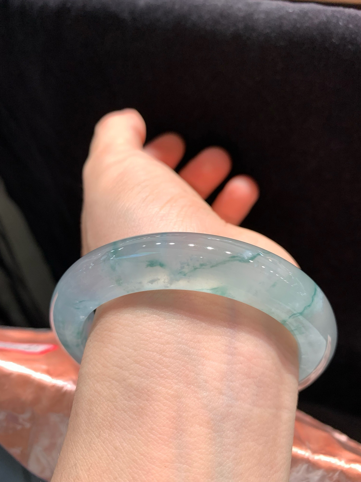 尺寸56.1/11.8/9.7，冰飘花手镯
水润细腻 起光  清新