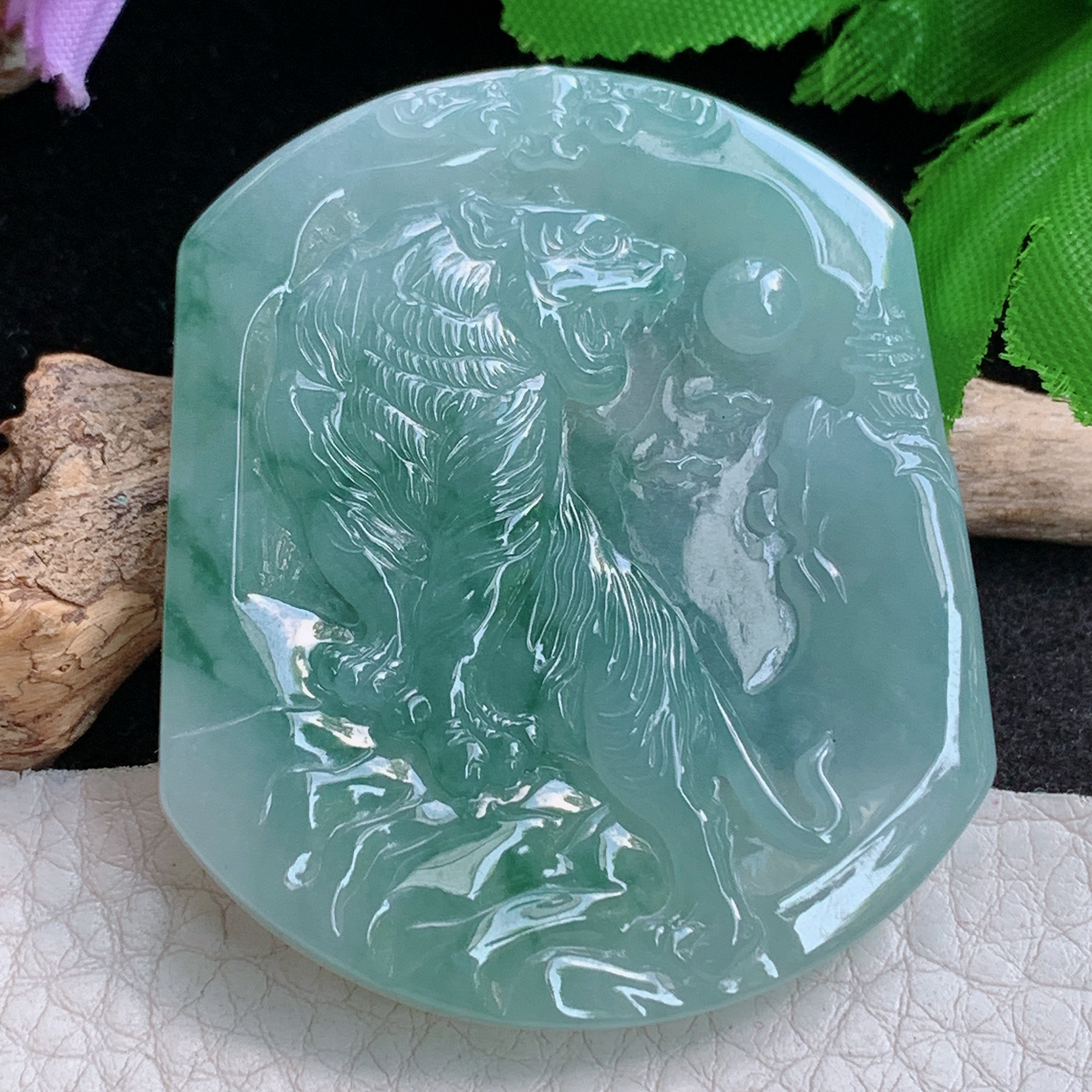 ktj实拍54.5*46*5.6缅甸翡翠a货精雕冰飘绿花上山虎 生肖虎玉吊坠
