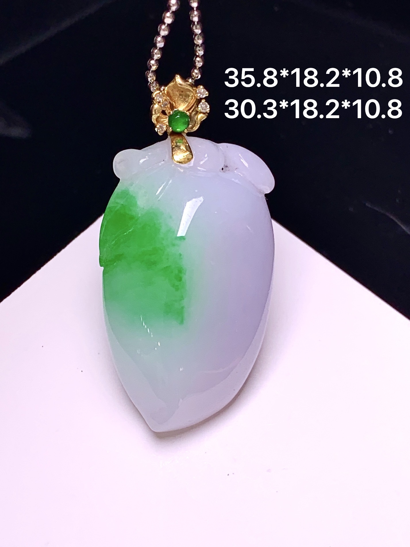 18k金镶嵌飘绿福瓜吊坠 玉质细腻 色泽艳丽清新 整体尺寸35.8*18.2*10.8 z1