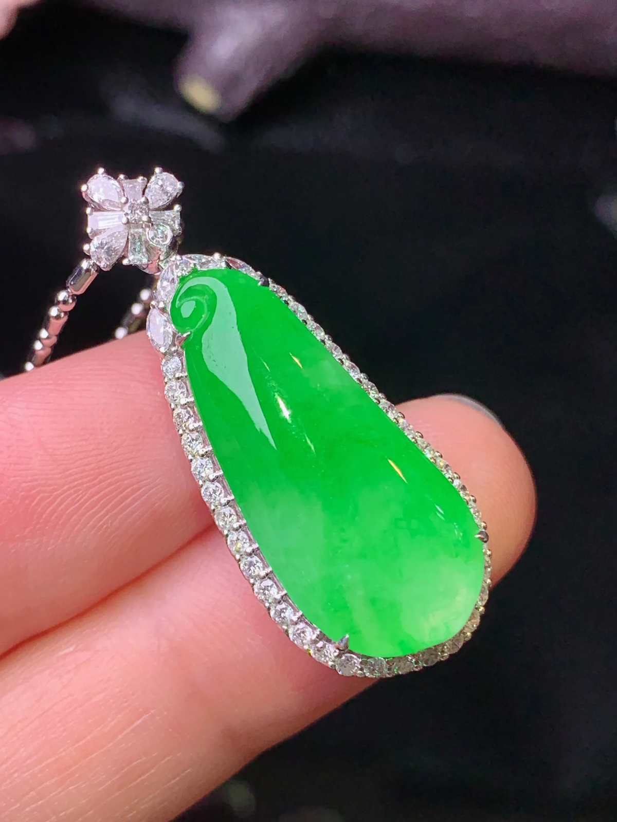 18k金钻镶嵌翠绿福瓜吊坠 玉质细腻 水润亮眼 色泽艳丽 整体尺寸33.2*13.2*8.8 J3