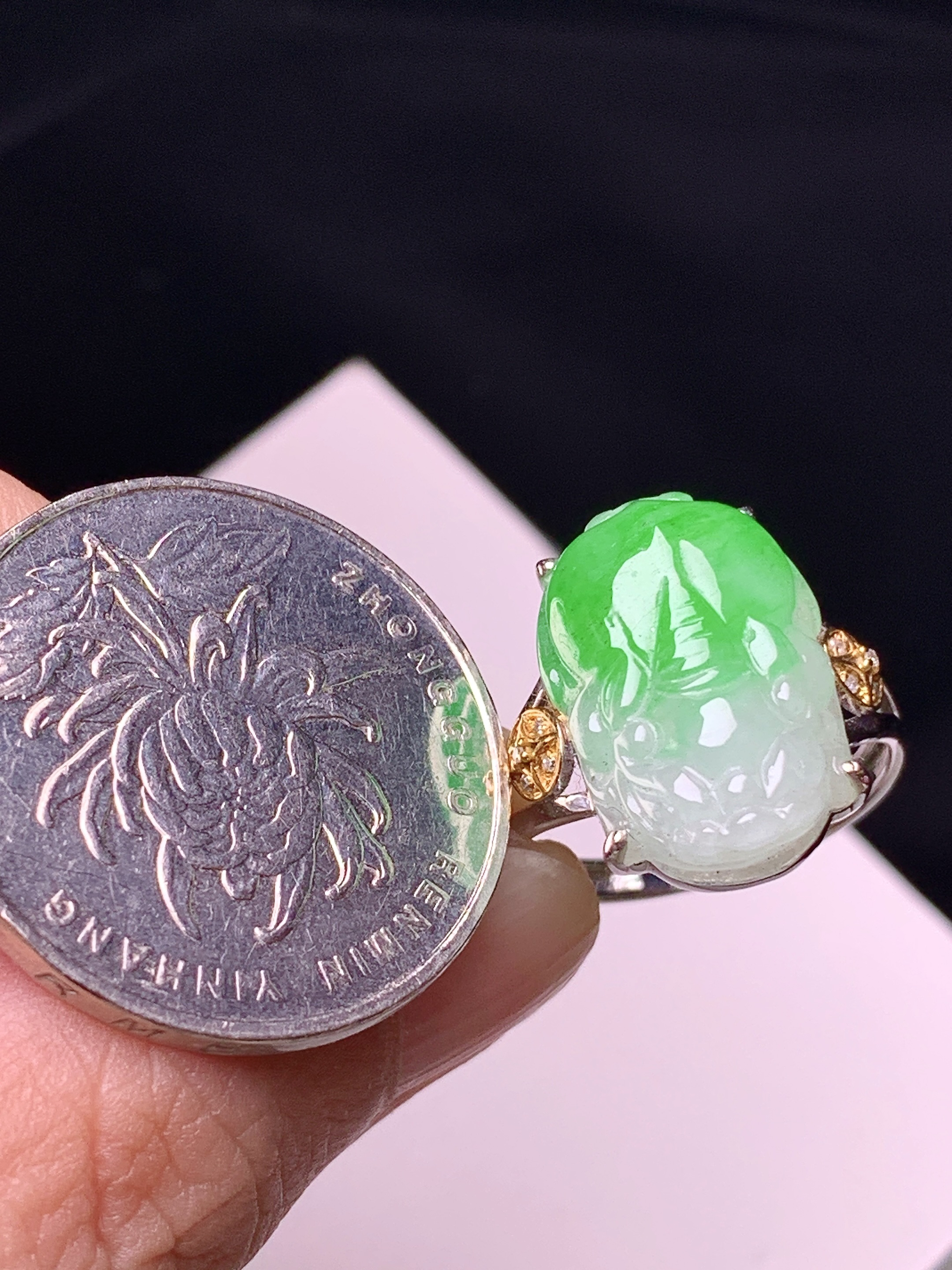 18k金镶嵌飘绿貔貅戒指 玉质细腻 色泽艳丽清新 圈口14 裸石尺寸17.5*11.6*5 a3