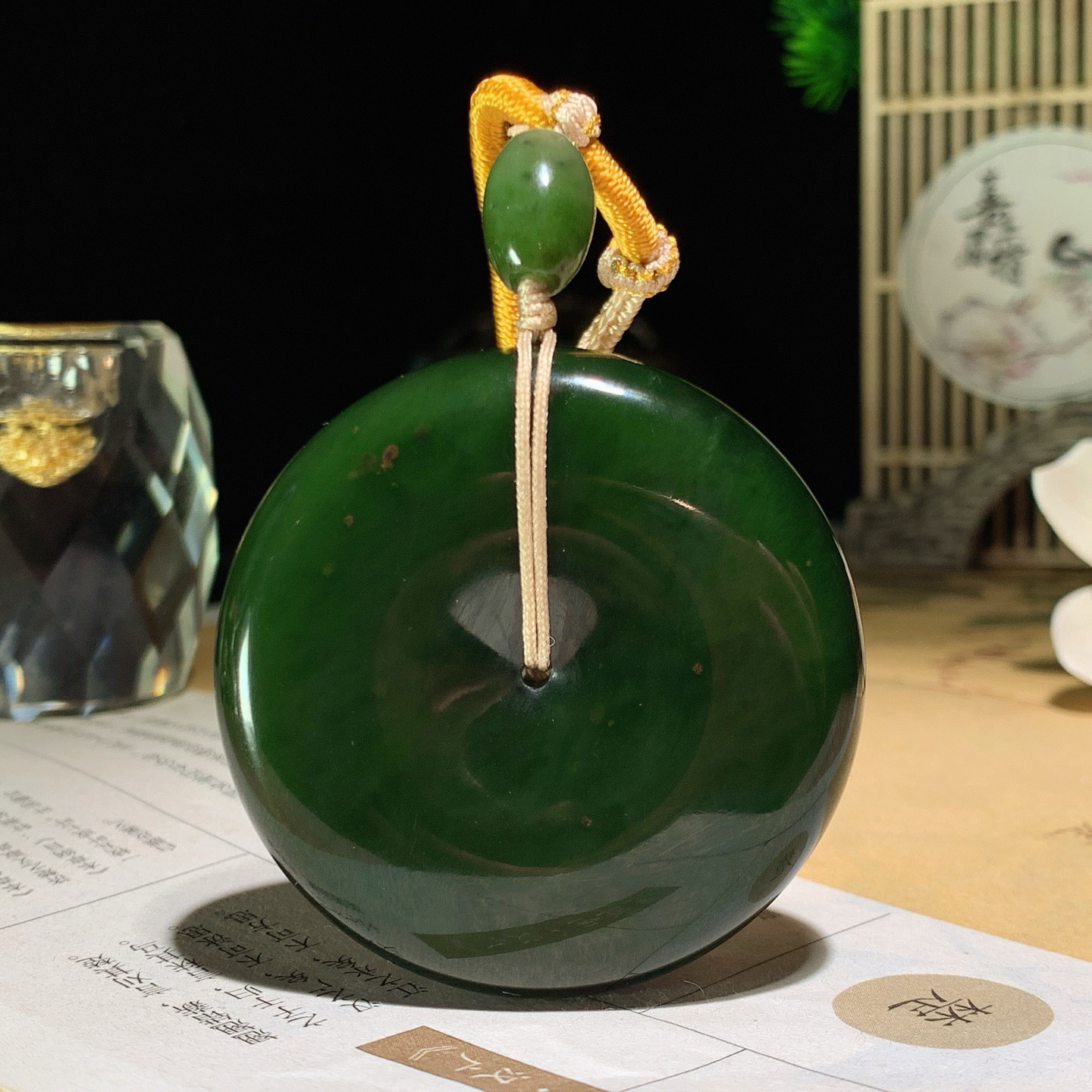 和田玉菠菜绿俄罗斯碧玉平安扣挂件！尺寸50/12重68克 玉质细腻油润 底色纯净 脂粉好，品质好。lt260620
