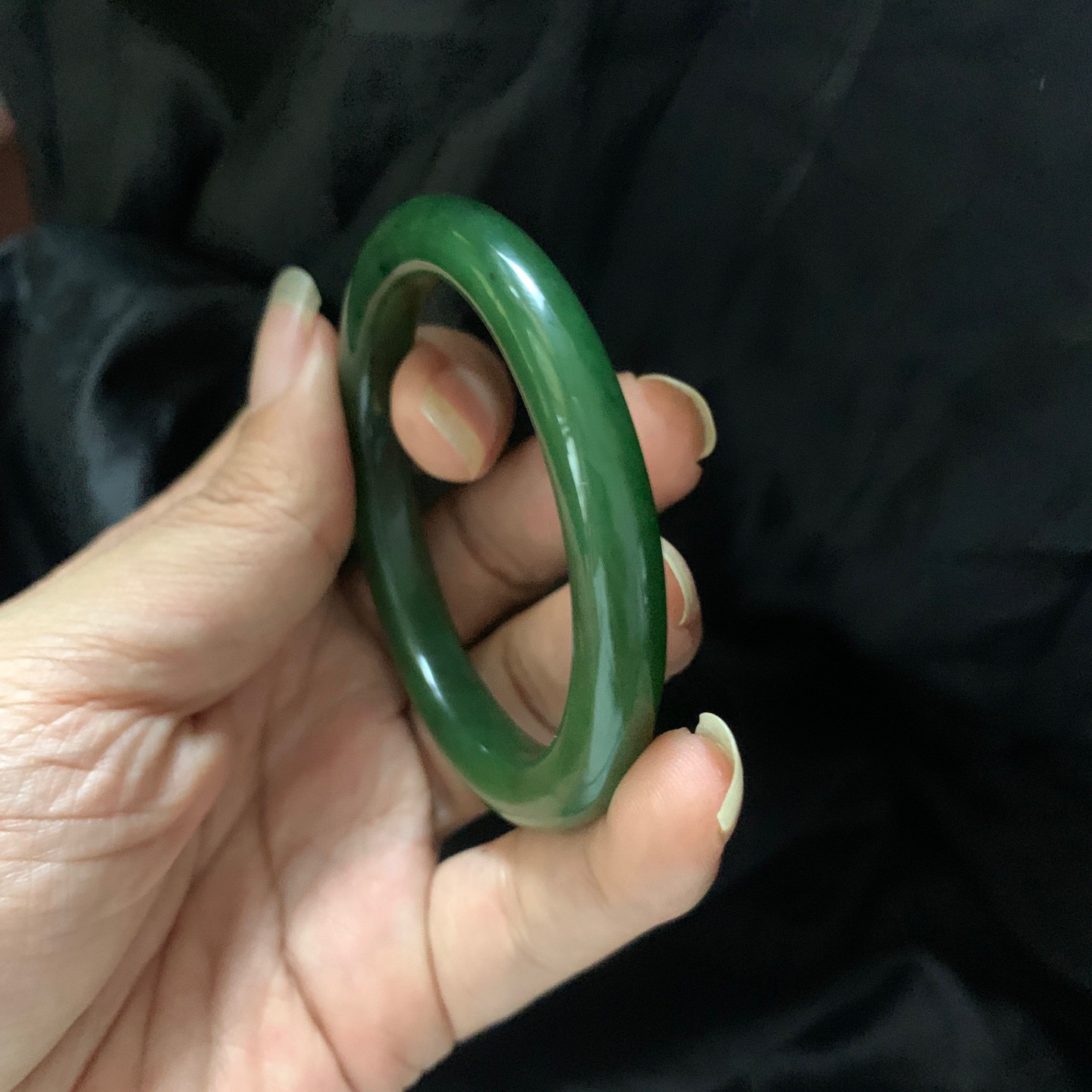 和田玉52圈口碧玉菠菜绿手镯，镯型古朴典雅。在诗情画意的雨巷相遇，你是我腕间的一抹风情，有你眸有深情.清风荡漾湖间静水，我愿俯身低眉，在烟波涟漪处寻