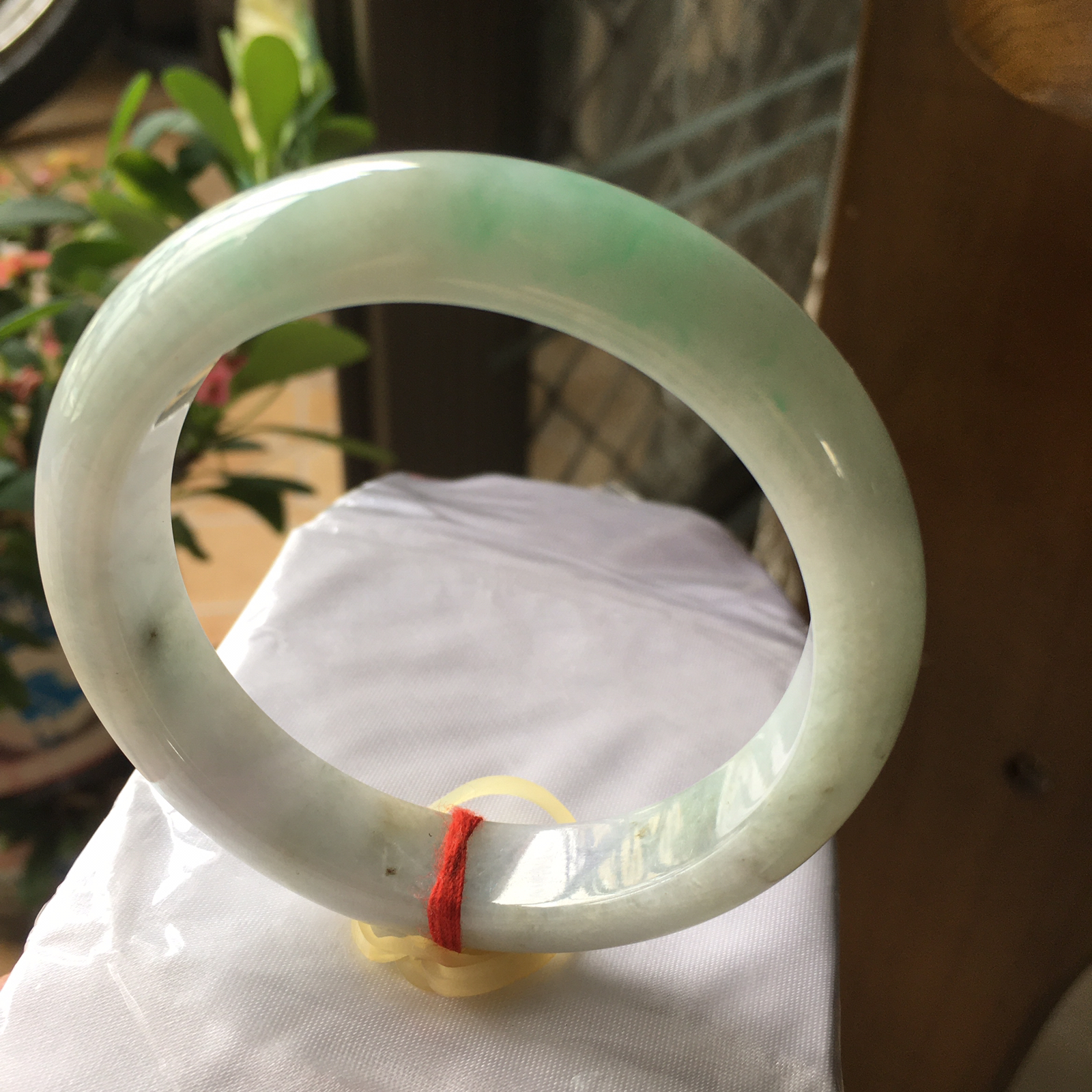 55圈口正圈飘绿手镯，版型正庄飘阳绿，质地细腻水润，自然光实拍，尺寸：55.6*12.5*8.8（毫米）手工测量略有误差