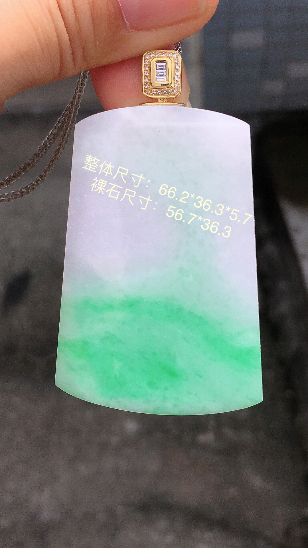 春彩无事牌吊坠，色泽艳丽，玉质细腻，荧光感超
强，饱满圆润，简单大方，尽显优雅气质，18k
金豪华镶嵌