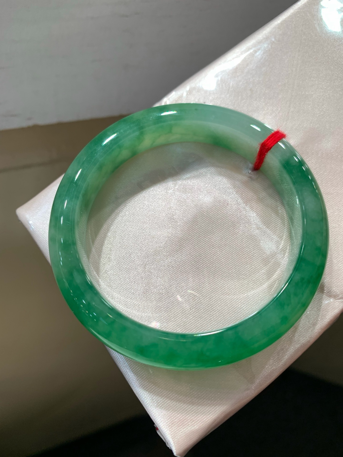 尺寸55.1/12.1/8.2，带色手镯
水润细腻 有种有色