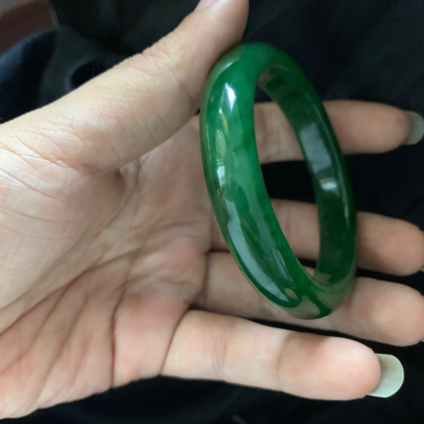 和田玉55圈口碧玉阳绿色手镯，镯型古朴典雅。在诗情画意的雨巷相遇，你是我腕间的一抹风情，有你眸有深情.清风荡漾湖间静水，我愿俯身低眉，在烟波涟漪处寻