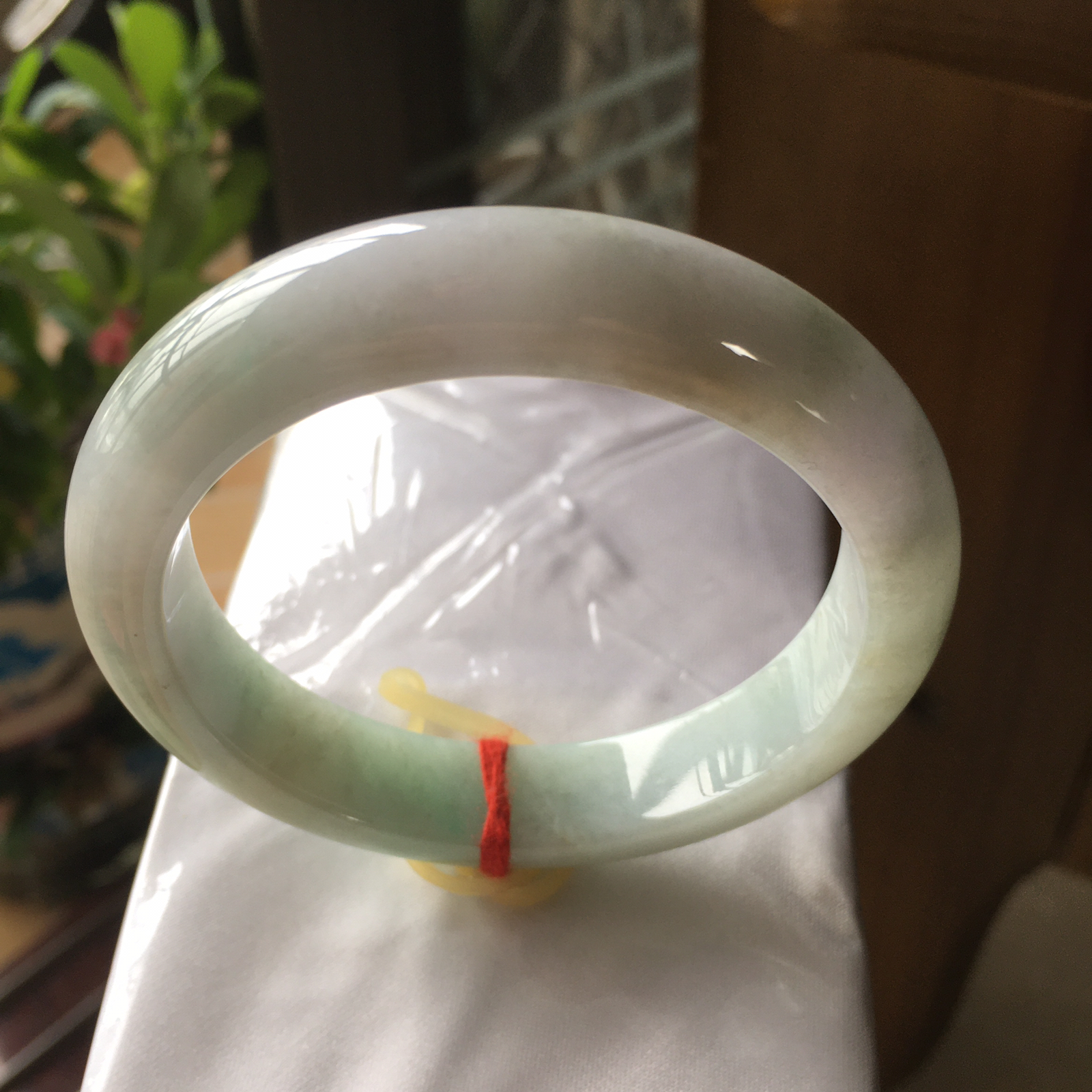 55圈口正圈飘绿手镯，版型正庄飘阳绿，质地细腻水润，自然光实拍，尺寸：55.6*12.5*8.8（毫米）手工测量略有误差