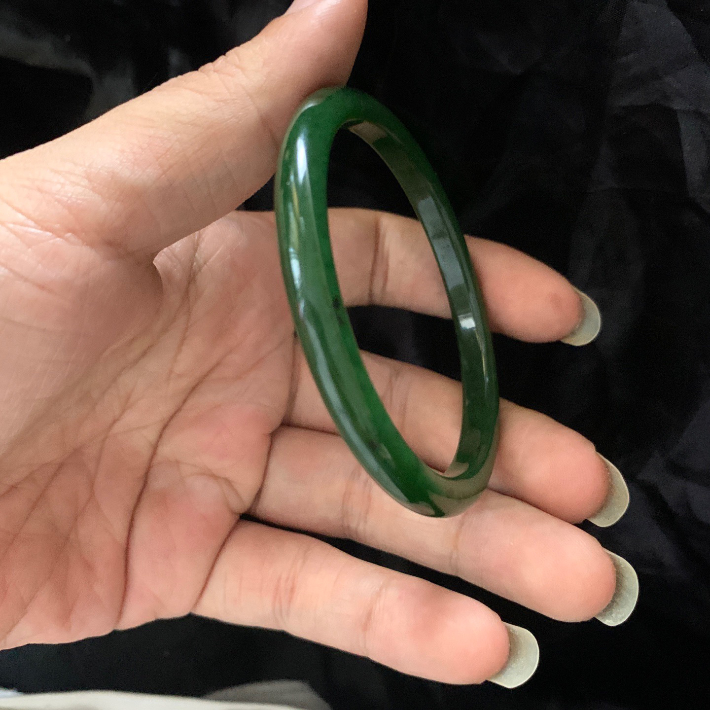 和田玉59圈口碧玉菠菜绿手镯，镯型古朴典雅。在诗情画意的雨巷相遇，你是我腕间的一抹风情，有你眸有深情.清风荡漾湖间静水，我愿俯身低眉，在烟波涟漪处