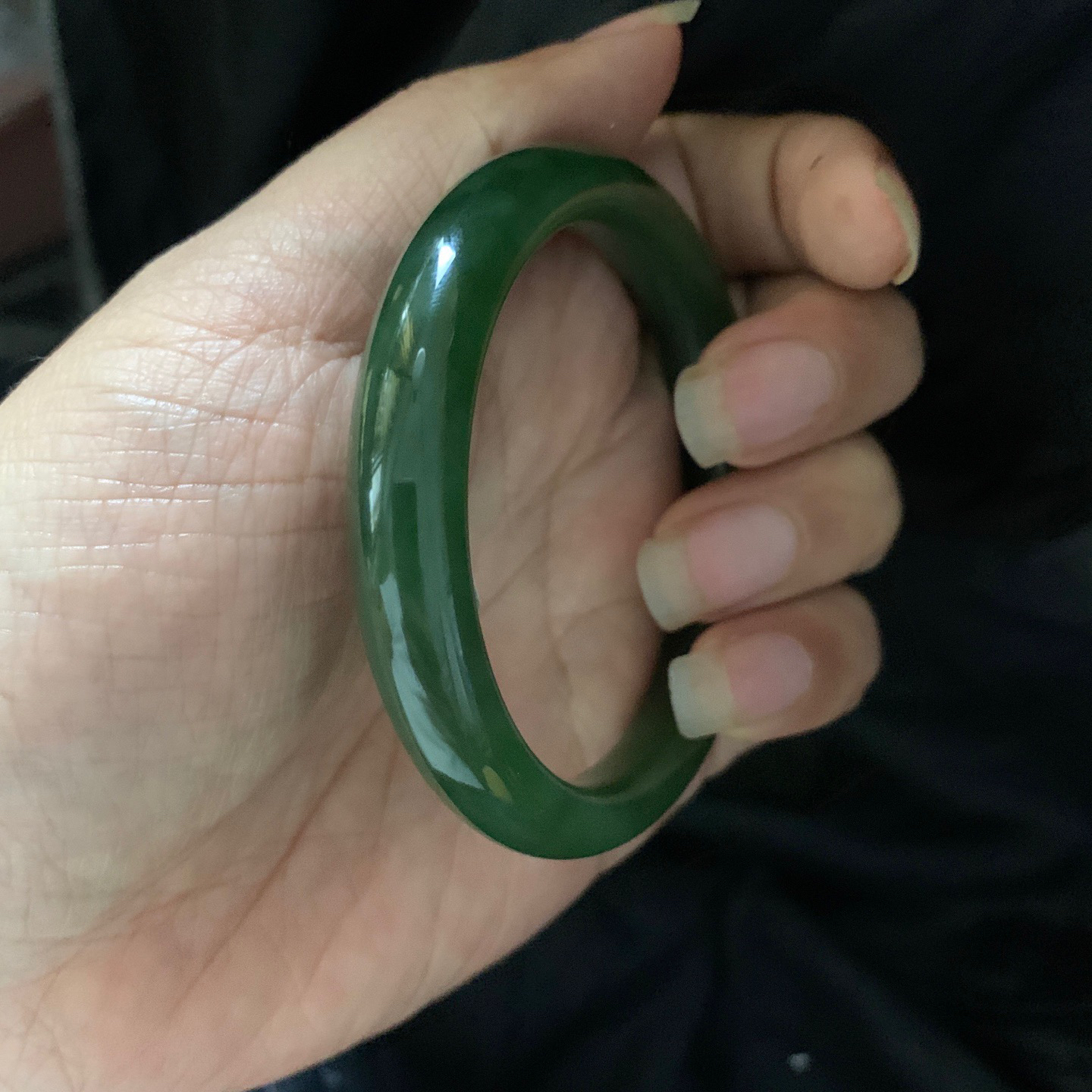 和田玉56.5圈口碧玉阳绿色手镯，镯型古朴典雅。在诗情画意的雨巷相遇，你是我腕间的一抹风情，有你眸有深情.清风荡漾湖间静水，我愿俯身低眉，在烟波涟漪处