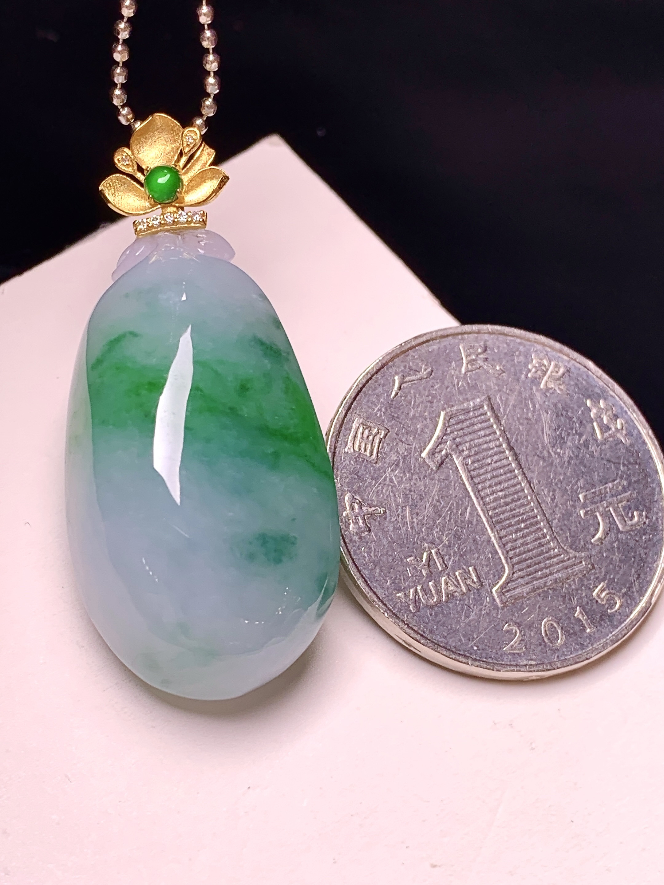 18k金镶嵌飘绿福瓜吊坠 玉质细腻 色泽艳丽清新 整体尺寸38*17*12.5 e1