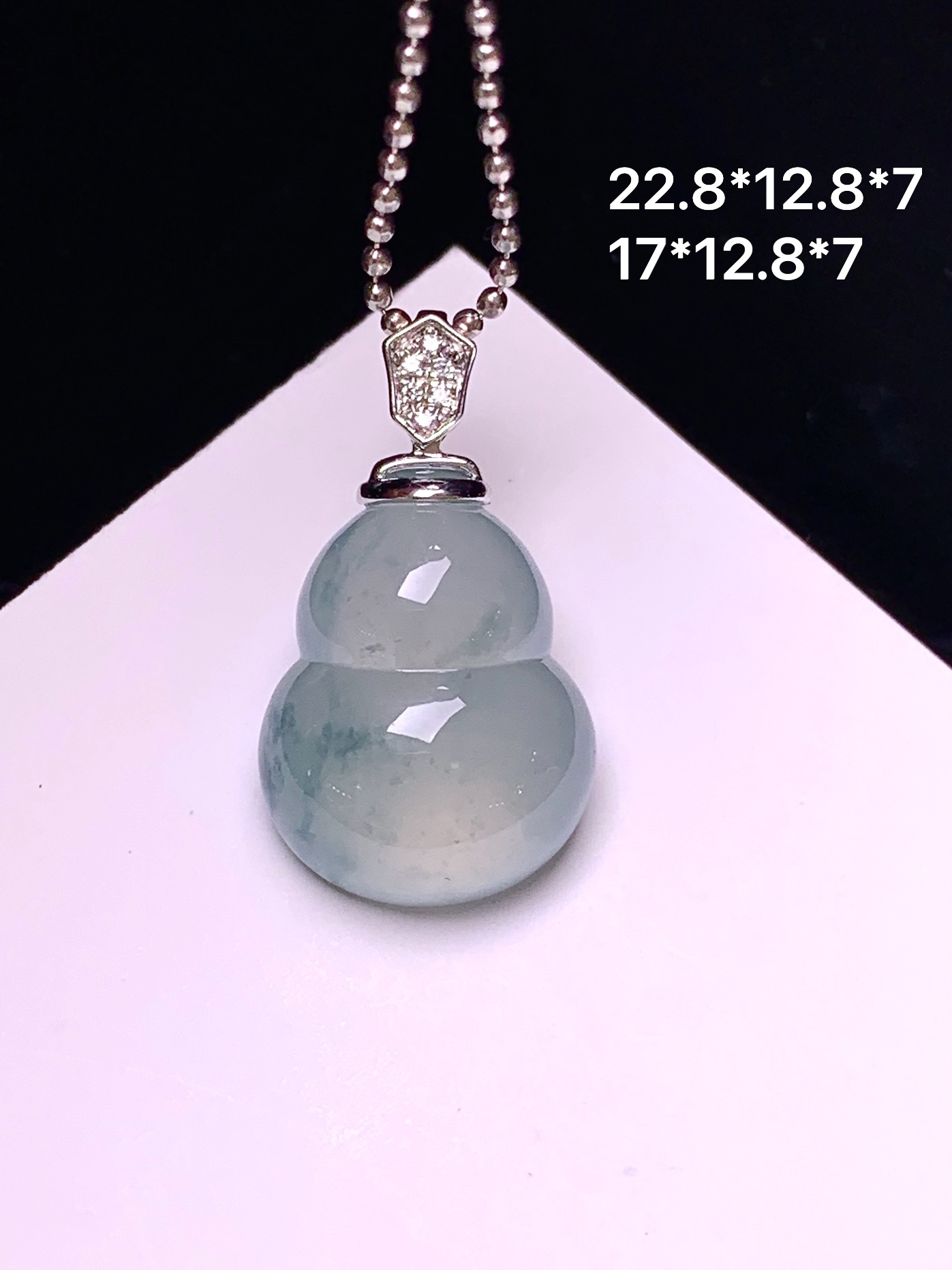 18k金钻镶嵌冰种葫芦吊坠 玉质细腻 色泽艳丽清新 整体尺寸22.8*12.8*7 z1
