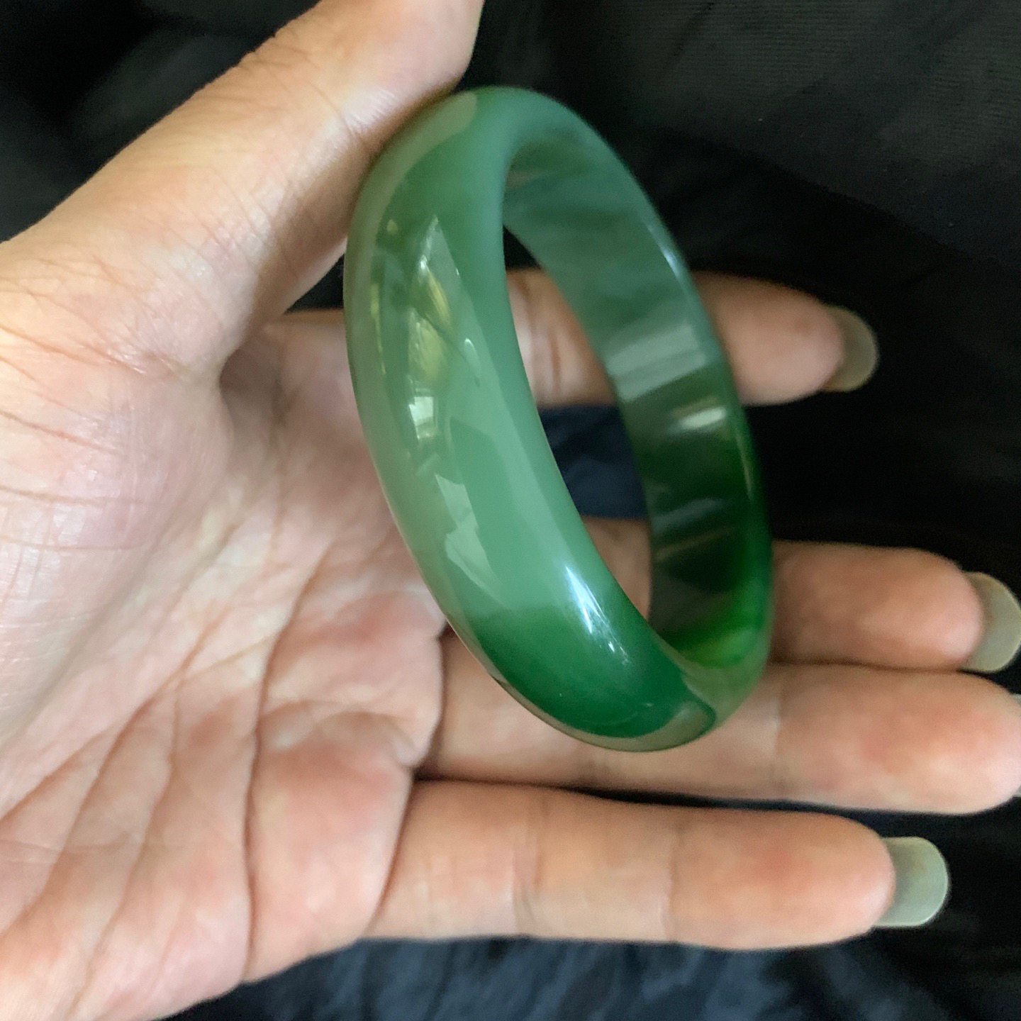 和田玉58圈口碧玉阳绿色手镯，镯型古朴典雅。在诗情画意的雨巷相遇，你是我腕间的一抹风情，有你眸有深情.清风荡漾湖间静水，我愿俯身低眉，在烟波涟漪处寻