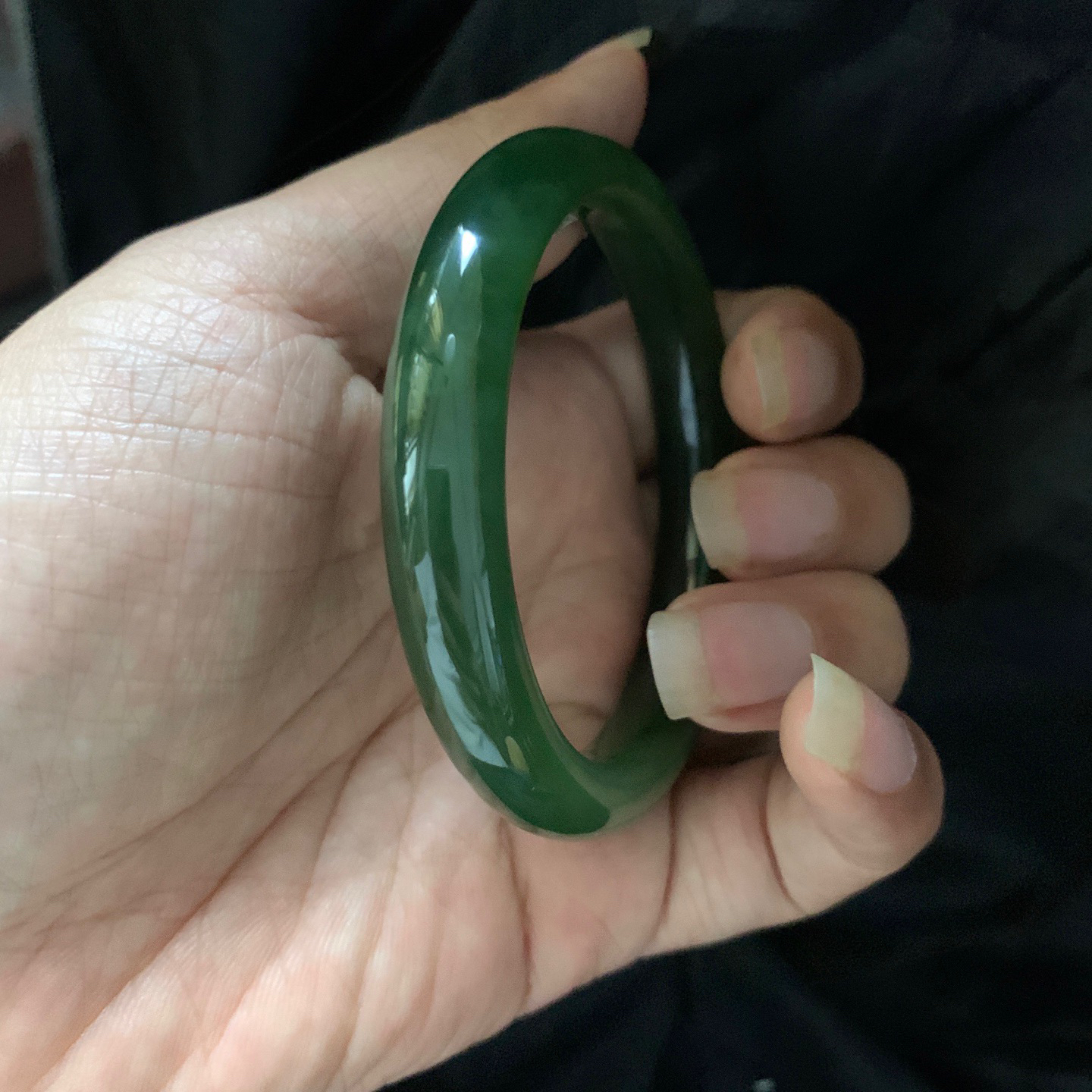 和田玉56.5圈口碧玉阳绿色手镯，镯型古朴典雅。在诗情画意的雨巷相遇，你是我腕间的一抹风情，有你眸有