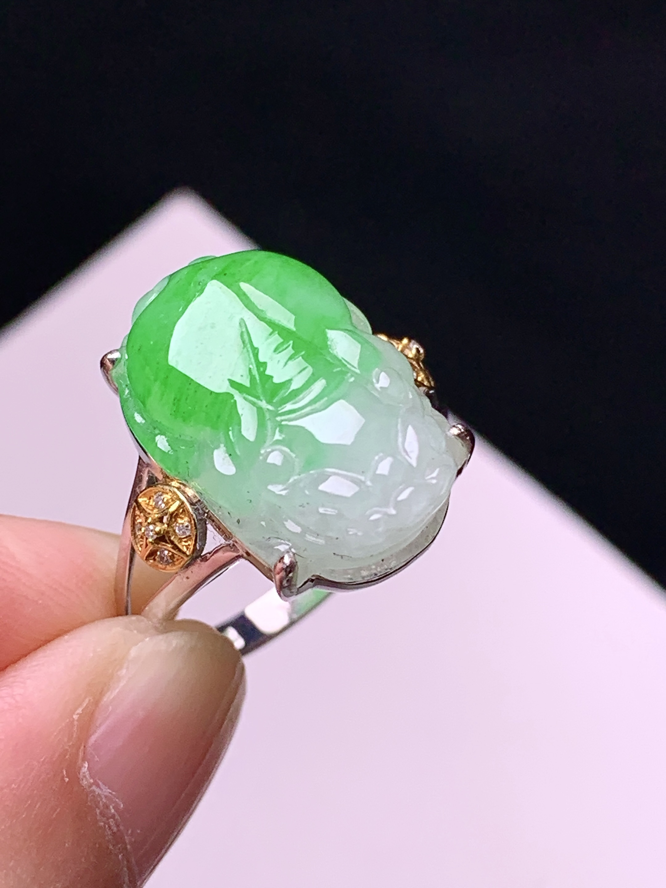 18k金镶嵌飘绿貔貅戒指 玉质细腻 色泽艳丽清新 圈口14 裸石尺寸17.5*11.6*5 a3