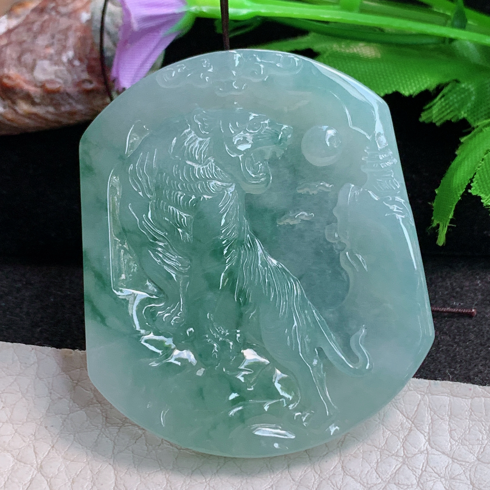ktj实拍54.5*46*5.6缅甸翡翠a货精雕冰飘绿花上山虎 生肖虎玉吊坠