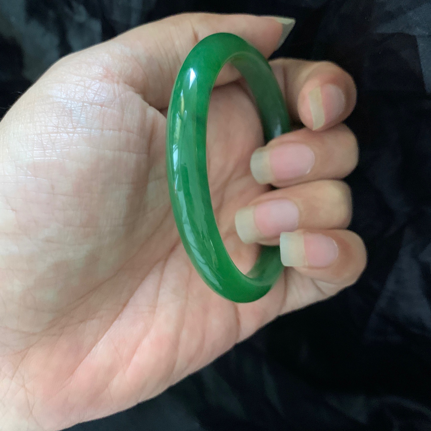 和田玉58圈口碧玉苹果绿手镯，精品黑皮料子，镯型古朴典雅。在诗情画意的雨巷相遇，你是我腕间的一抹风情，有你眸有深情.清风荡漾湖间静水，我愿俯身低眉，在烟波涟漪处寻
