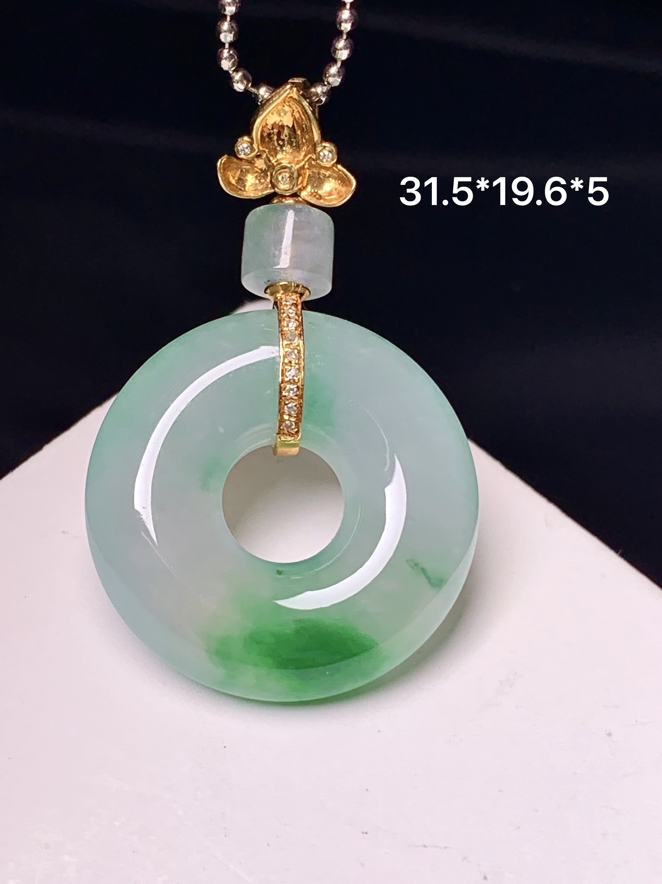 18k金镶嵌飘绿平安环吊坠 玉质细腻 色泽艳丽清新 整体尺寸31.5*19.6*5 m1