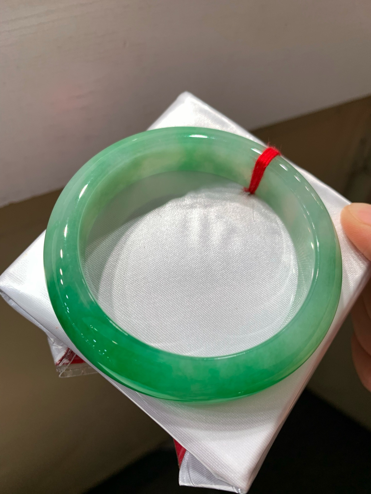 尺寸55.3/13/8.7，辣绿手镯
颜色漂亮水润 有种有色