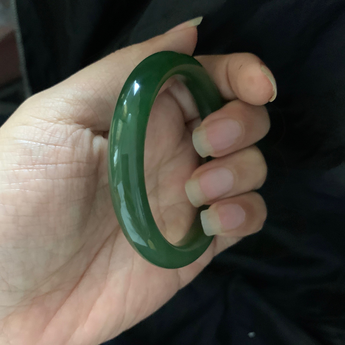 和田玉56.5圈口碧玉阳绿色手镯，镯型古朴典雅。在诗情画意的雨巷相遇，你是我腕间的一抹风情，有你眸有深情.清风荡漾湖间静水，我愿俯身低眉，在烟波涟漪处