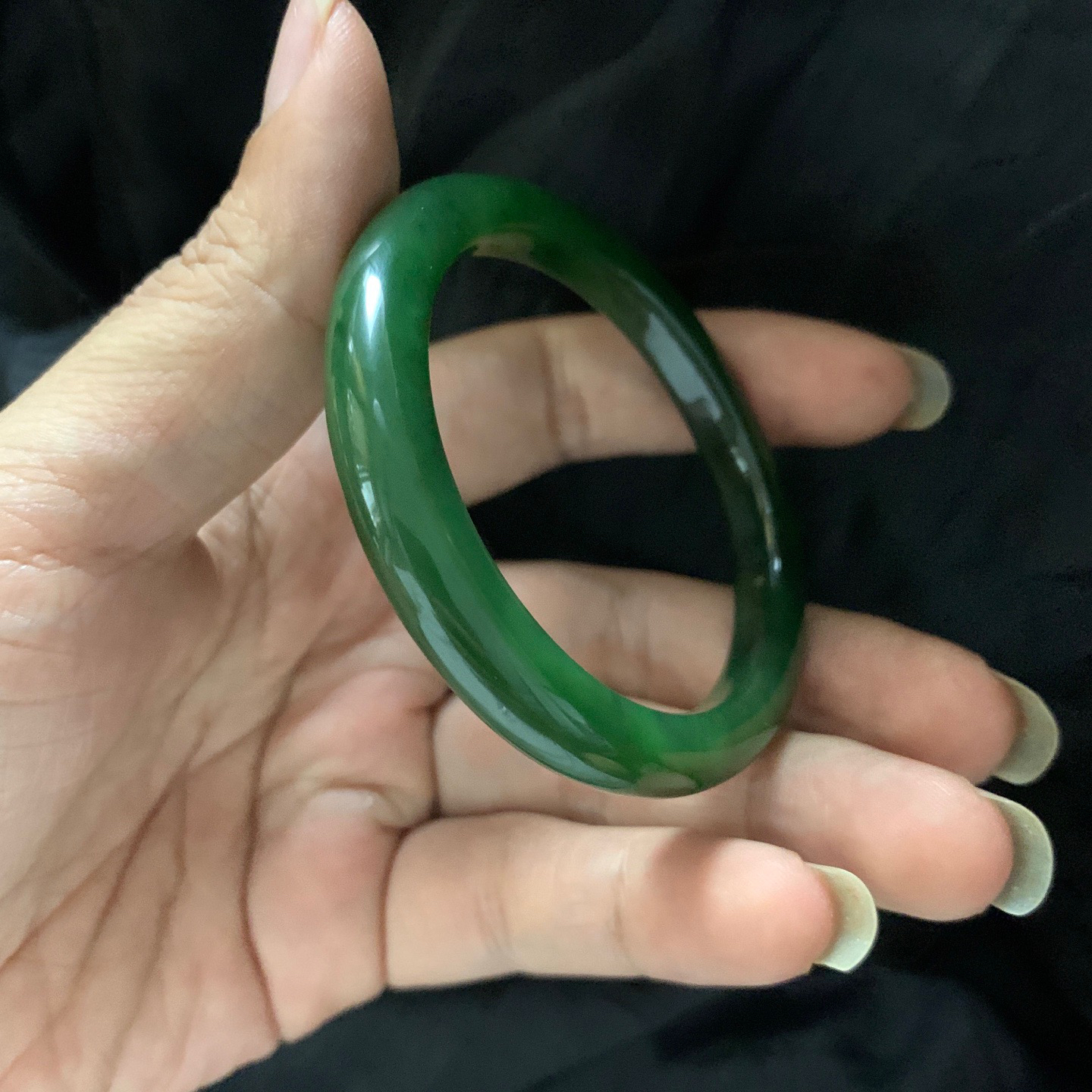 和田玉52圈口碧玉菠菜绿手镯，镯型古朴典雅。在诗情画意的雨巷相遇，你是我腕间的一抹风情，有你眸有深情