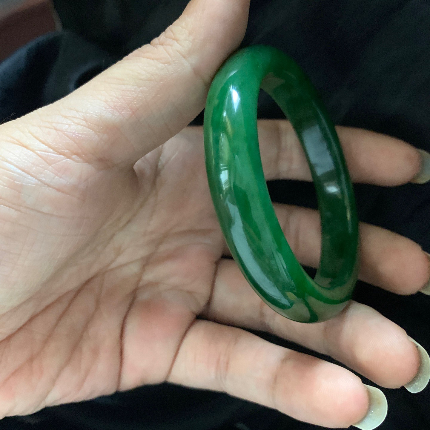 和田玉55圈口碧玉阳绿色手镯，镯型古朴典雅。在诗情画意的雨巷相遇，你是我腕间的一抹风情，有你眸有深情