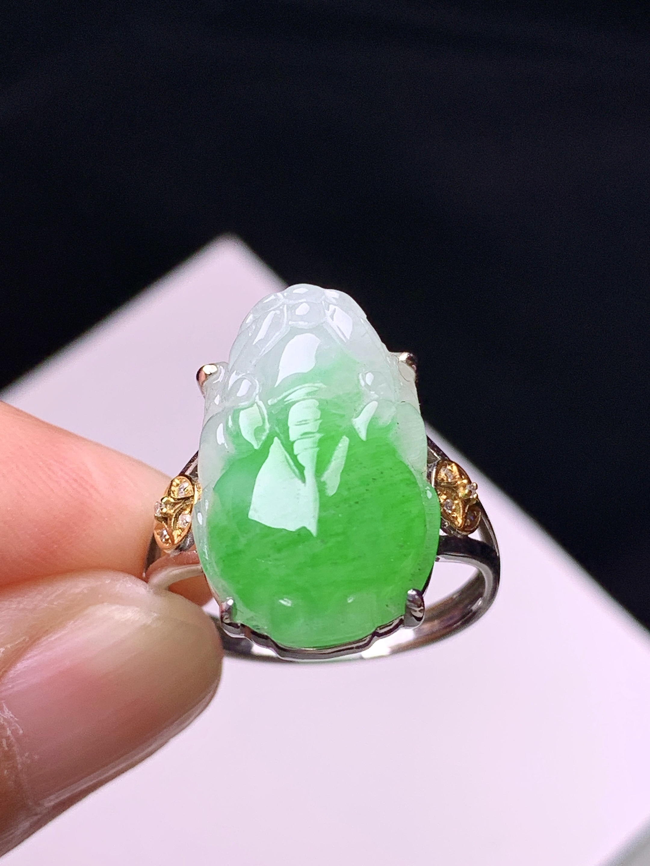 18k金镶嵌飘绿貔貅戒指 玉质细腻 色泽艳丽清新 圈口14 裸石尺寸17.5*11.6*5 a3
