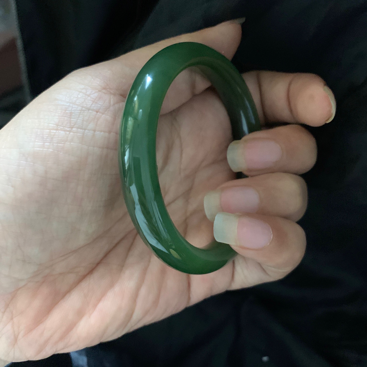 和田玉56.5圈口碧玉阳绿色手镯，镯型古朴典雅。在诗情画意的雨巷相遇，你是我腕间的一抹风情，有你眸有深情.清风荡漾湖间静水，我愿俯身低眉，在烟波涟漪处
