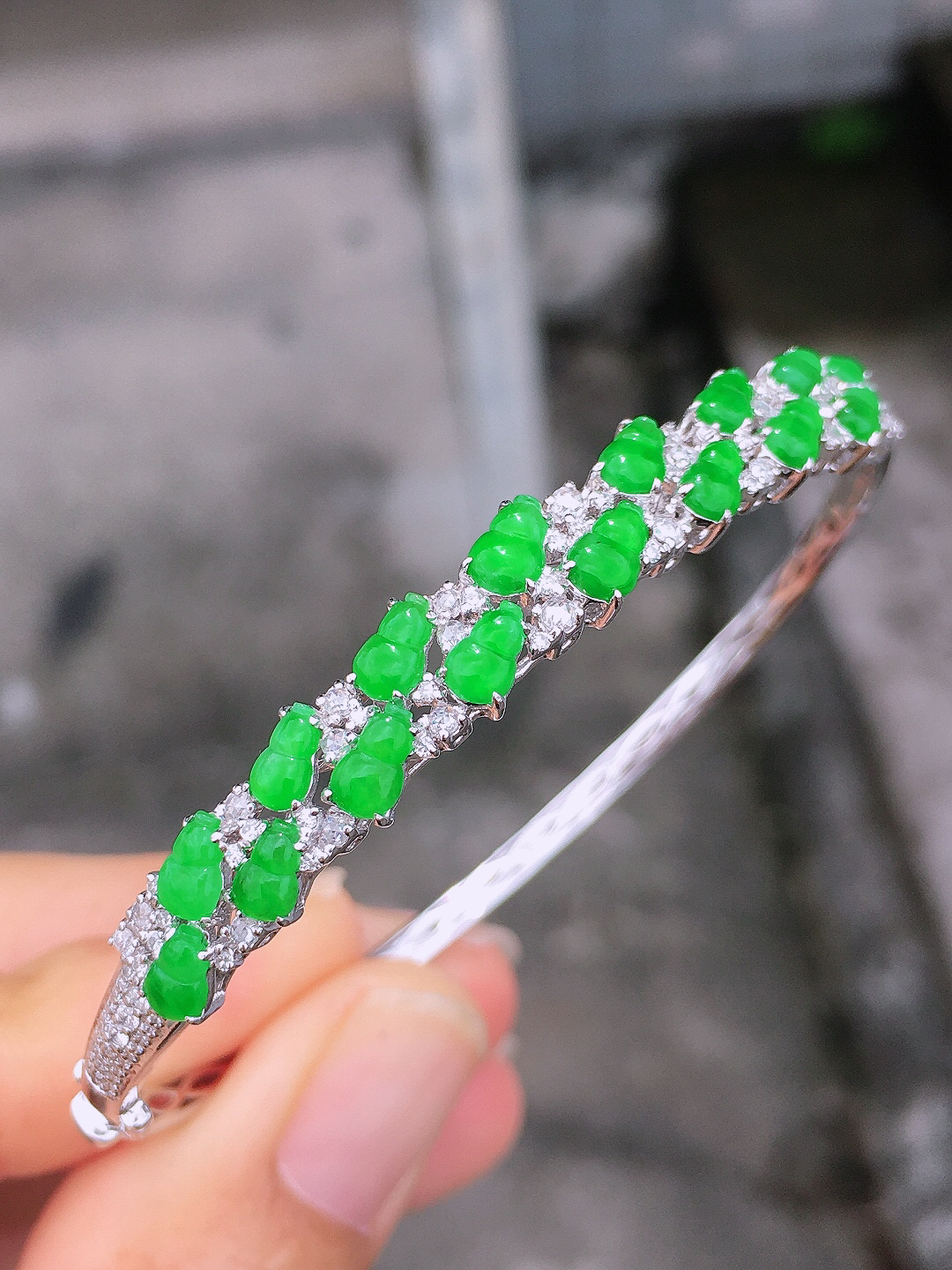 阳绿葫芦手镯，色泽均匀艳丽，玉质细腻，荧光感超
强，饱满圆润，简单大方，尽显优雅气质，18k
金豪华