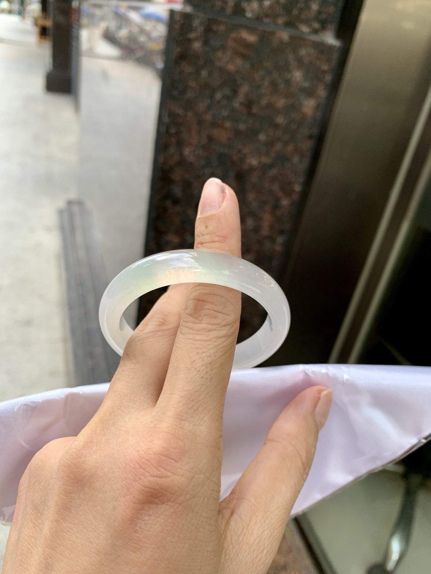 冰飘绿贵妃 50-44.5-6.2-9.6 0621-65-13947 打灯棉线，底妆冰润，几抹绿花点缀，简约却充满灵气，清新如芽，宛若自然的画卷凝结于腕间，静中带动，韵味悠长。