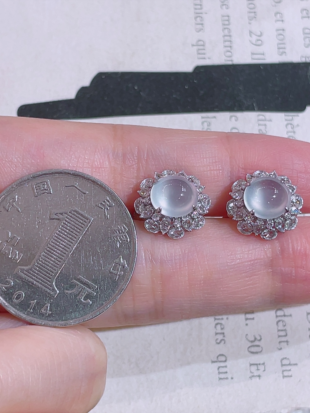 1号高冰玻璃种鸽子蛋耳包，无裂，18k金镶嵌，种水，重金镶嵌，南非钻镶，厚装饱满，荧光四射，刚性十足，高端大气，性比高12.3-11.8-8.8裸石7.5-7.0、7.3-7.0