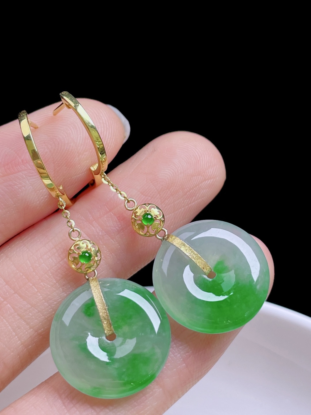 冰飘绿花平安扣耳坠 花色灵动，种老水润，18k金镶嵌 整体：40 裸石：16/3.7