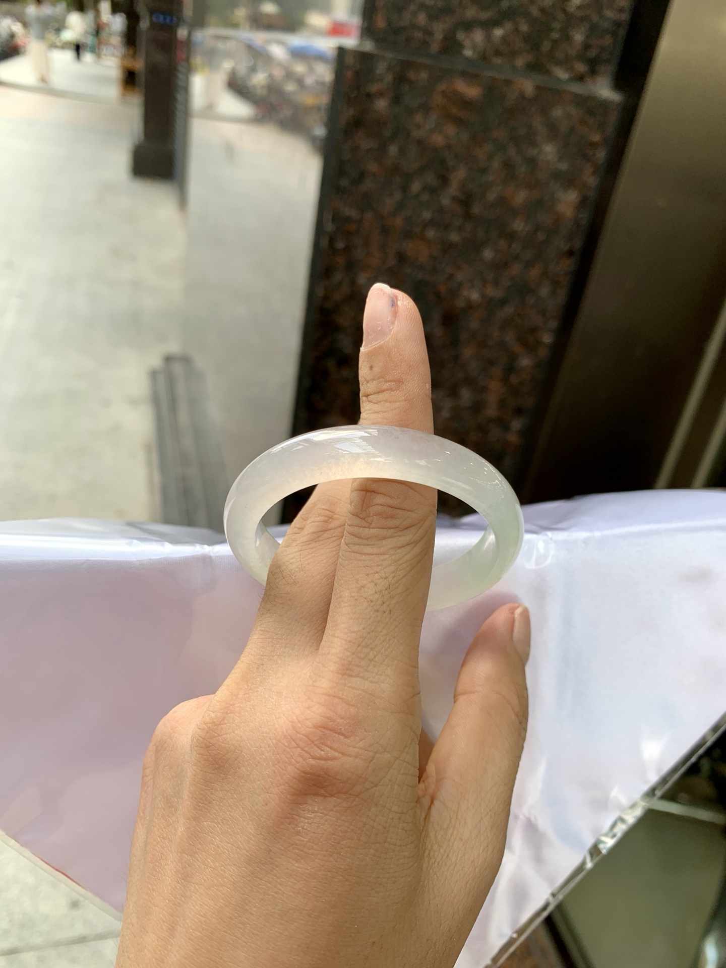冰飘绿贵妃 50-44.5-6.2-9.6 0621-65-13947 打灯棉线，底妆冰润，几抹绿花点缀，简约却充满灵气，清新如芽，宛若自然的画卷凝结于腕间，静中带动，韵味悠长。
