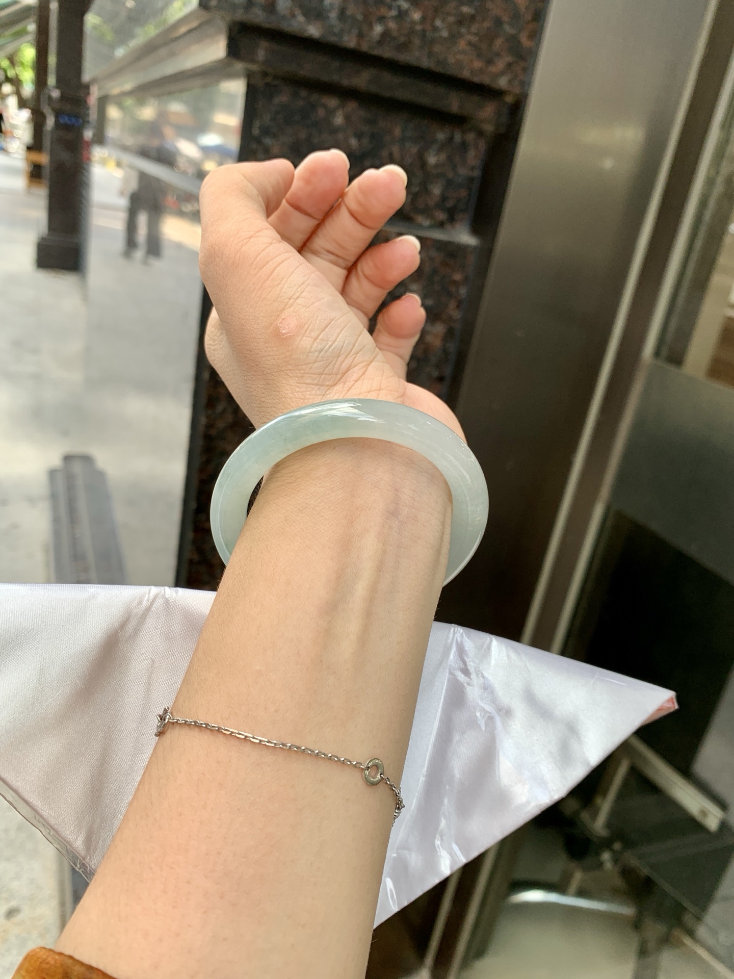 淡晴美人条 51.2-8.3-8.8 0621-65-14131 打灯长纹，底妆胶润，清爽耐看的均匀晴底，夏季美好的冰凉感，时而晴而晴蓝，随光线变化如梦如幻。