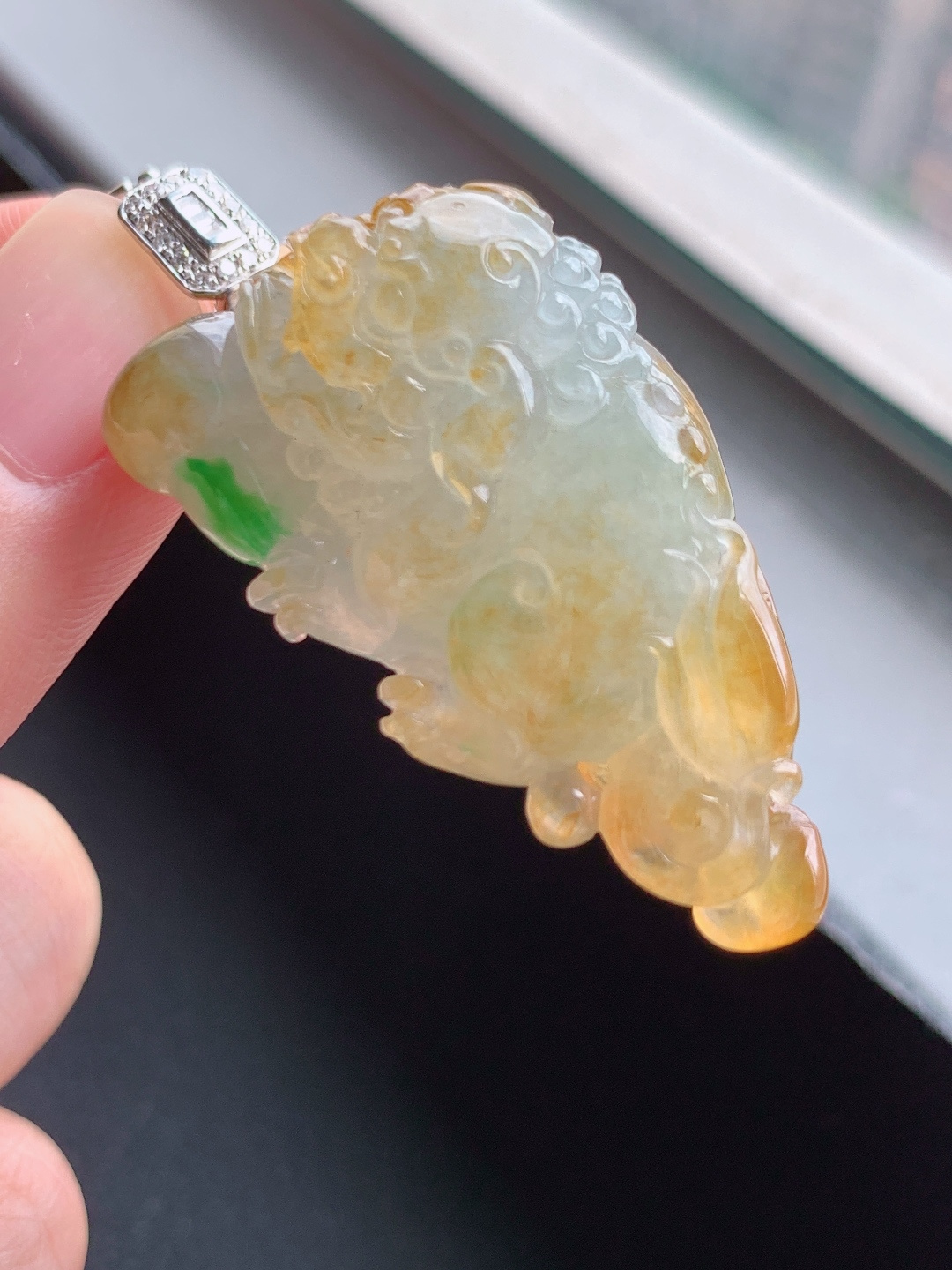 黄加绿貔貅吊坠，三彩俏色层次丰富，雕工立体招财纳福 自然光拍摄 680617
