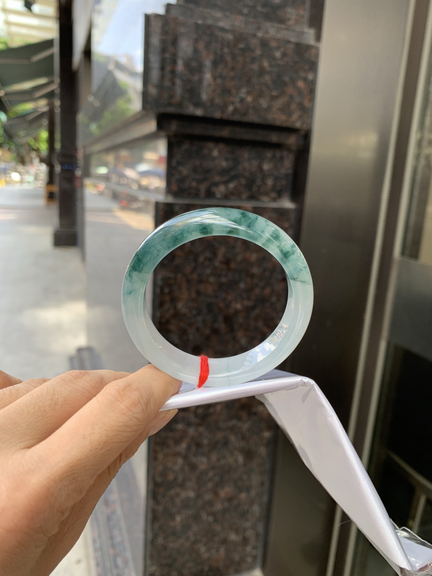 冰飘花正圈 51.5-7.5-12.3 0621-65-13631 打灯断纹，底妆水润细腻，冰底中开出了朵朵兰花，飘花灵动飘逸，勾勒出一幅唯美诗意的山水意境画，古典优雅又秀气