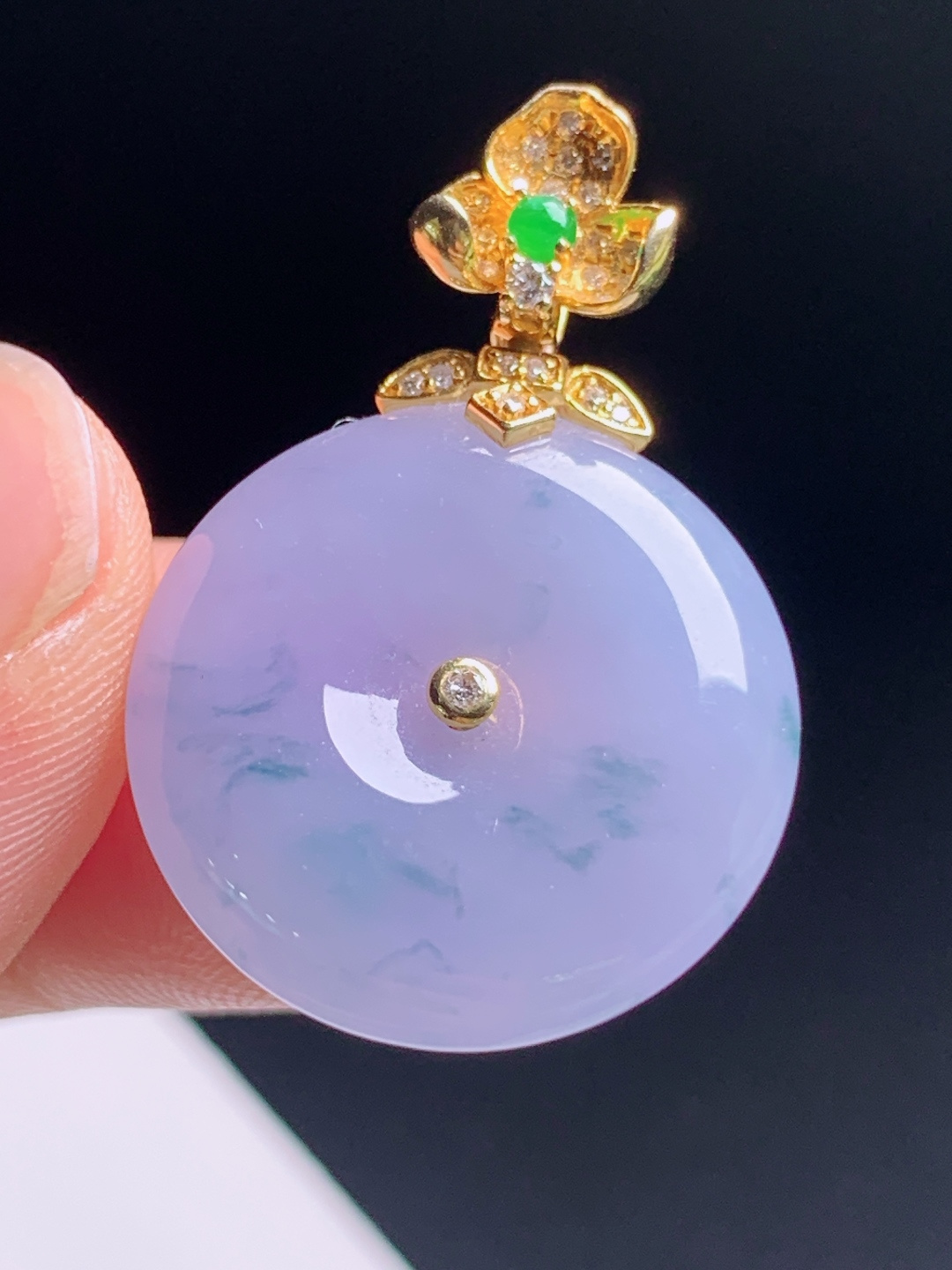 冰紫飘花平安扣吊坠，柔紫底色伴灵动蓝花，18K金钻精工镶嵌，温柔显贵