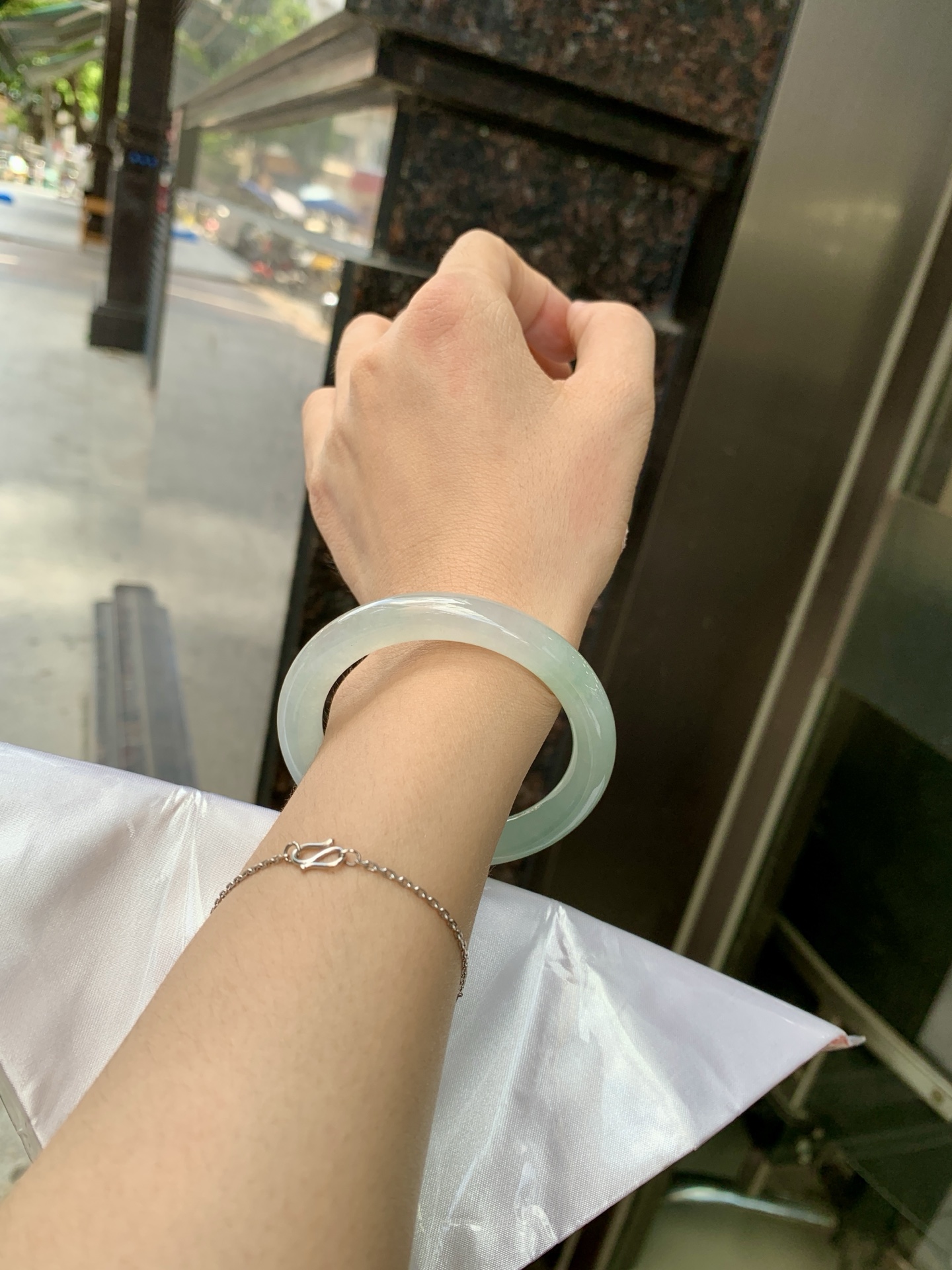淡晴美人条 51.2-8.3-8.8 0621-65-14131 打灯长纹，底妆胶润，清爽耐看的均匀晴底，夏季美好的冰凉感，时而晴而晴蓝，随光线变化如梦如幻。