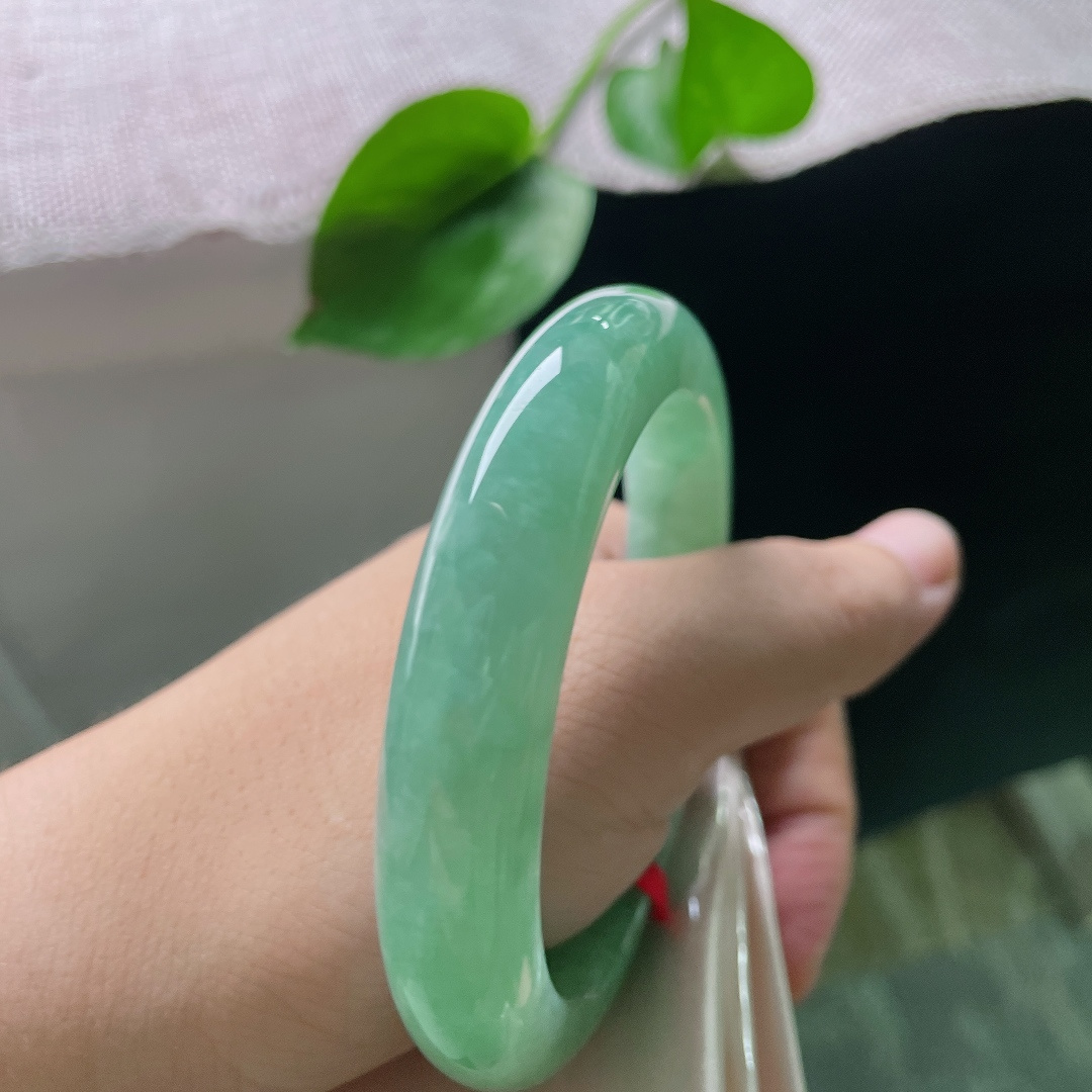 57.9/12.2/9.4。绿底正圈，水头好，色泽分布均匀，翠色入眼，岁岁平安常伴。皮纹，ss55046a
