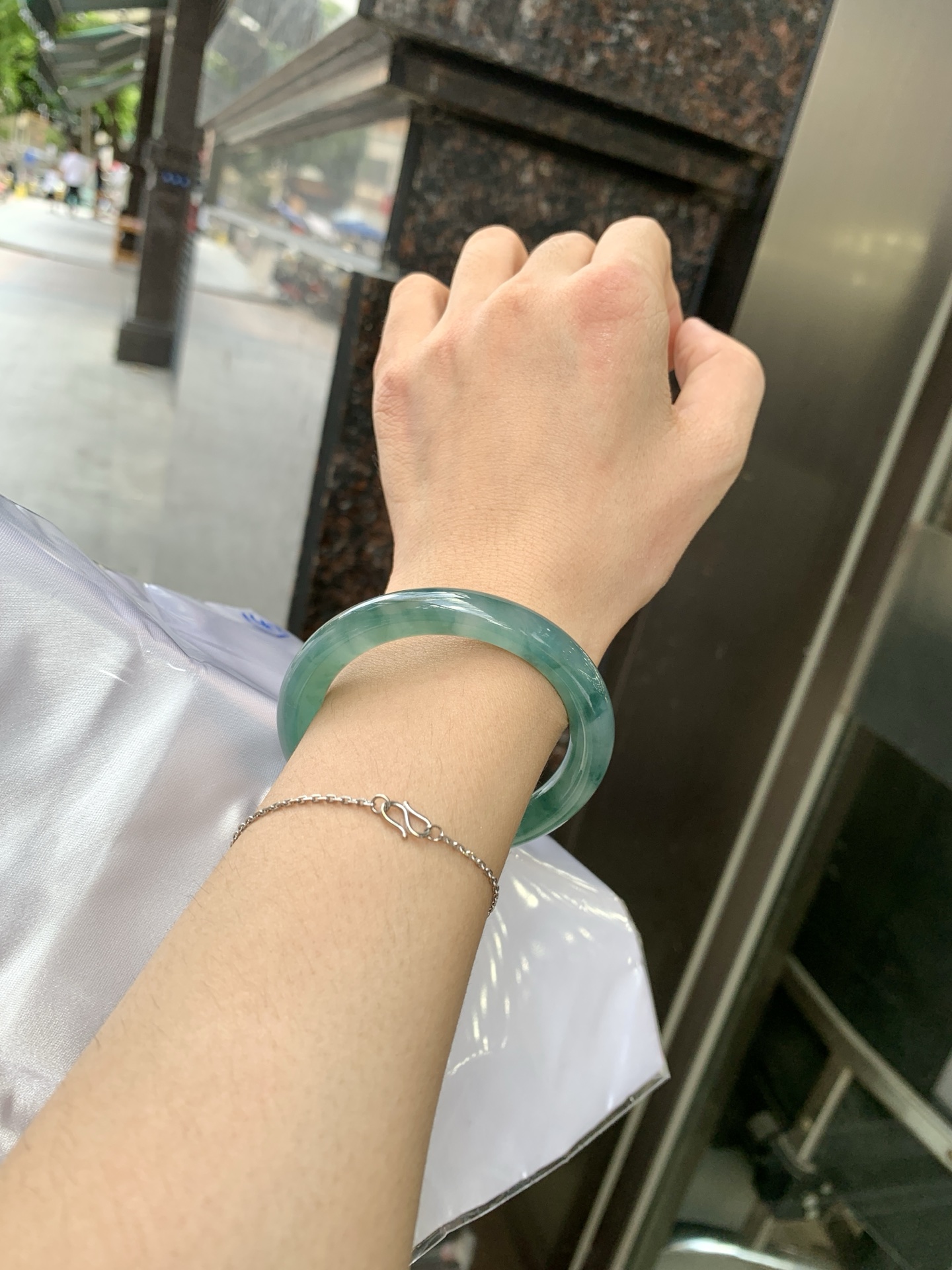 墨兰冰飘花圆条 50.6-8.5-8.8 0621-65-14263 打灯细纹，底妆胶润细腻，冰底中开出了朵朵蓝花，飘花灵动飘逸，勾勒出一幅唯美诗意的山水意境画，古典优雅又秀气