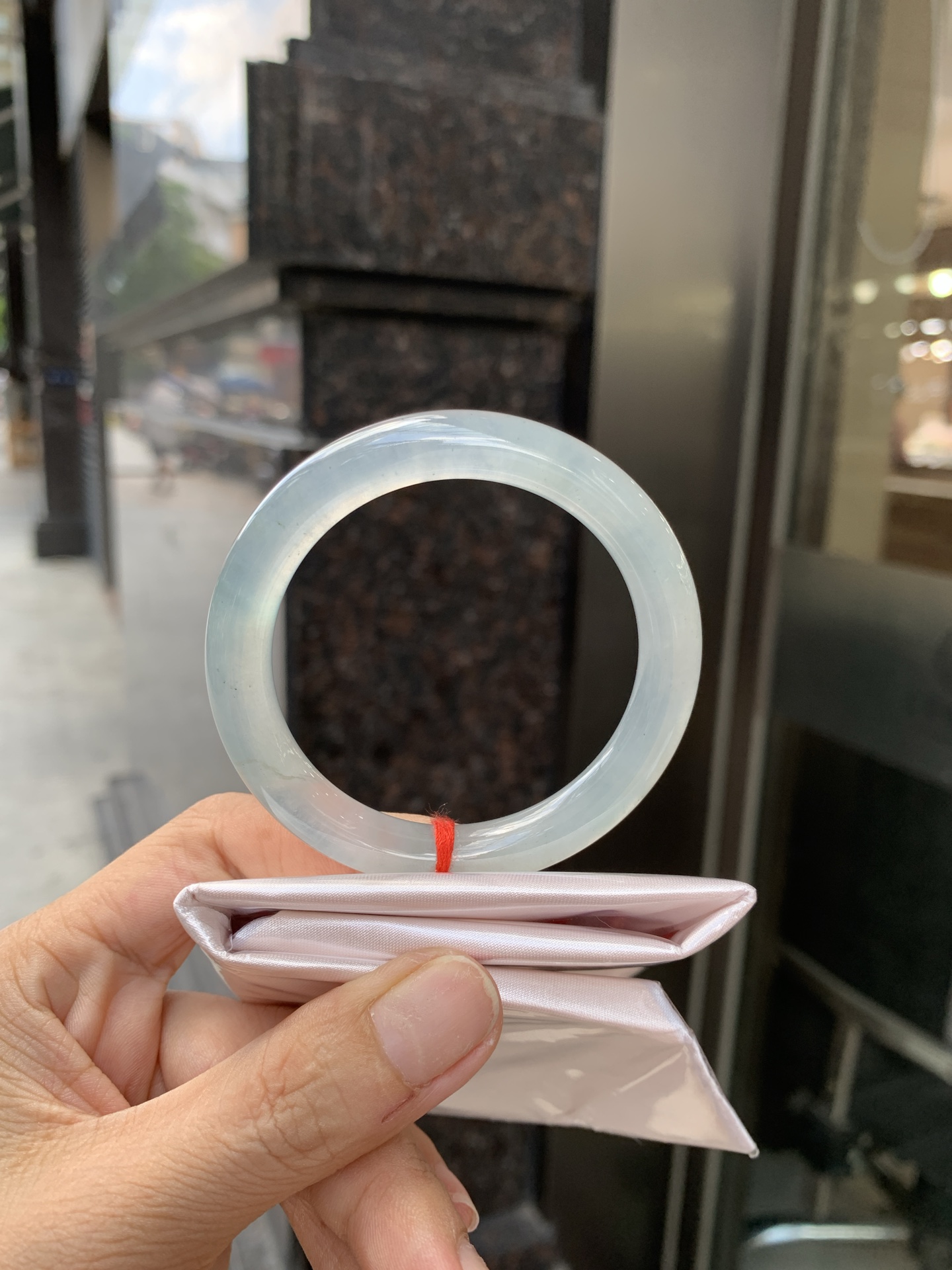 冰晴美人条 50.6-8.1-8.8 0621-65-14041 打灯细纹，底妆冰润细腻，清爽耐看的冰晴底色均匀，夏季美好的冰凉感，时而晴时而蓝，随光线变化如梦如幻。